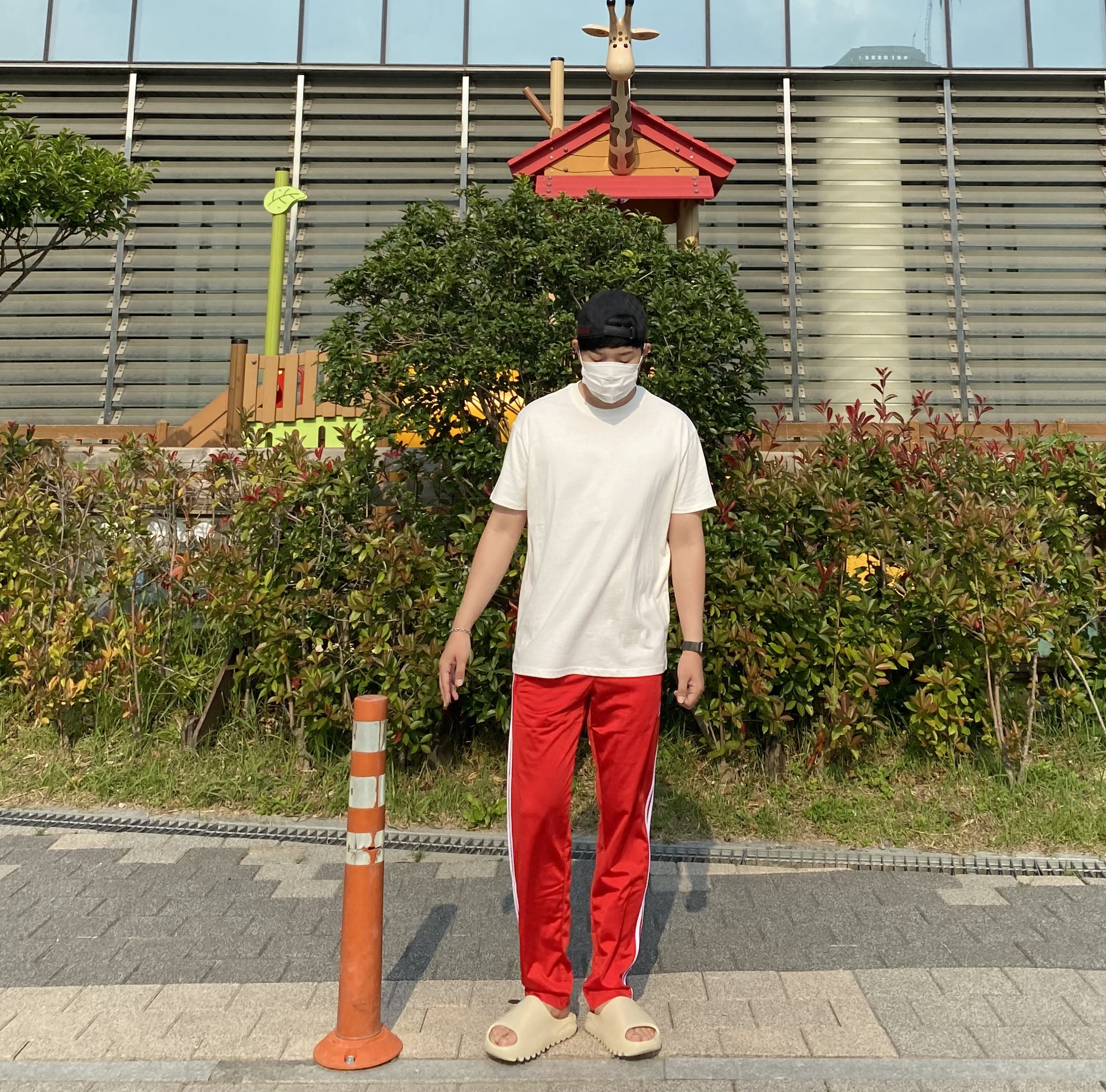 Adidas Yeezy Slide Bone, Essentials T-Shirt Cream - 21SS 착용 스타일 - 2