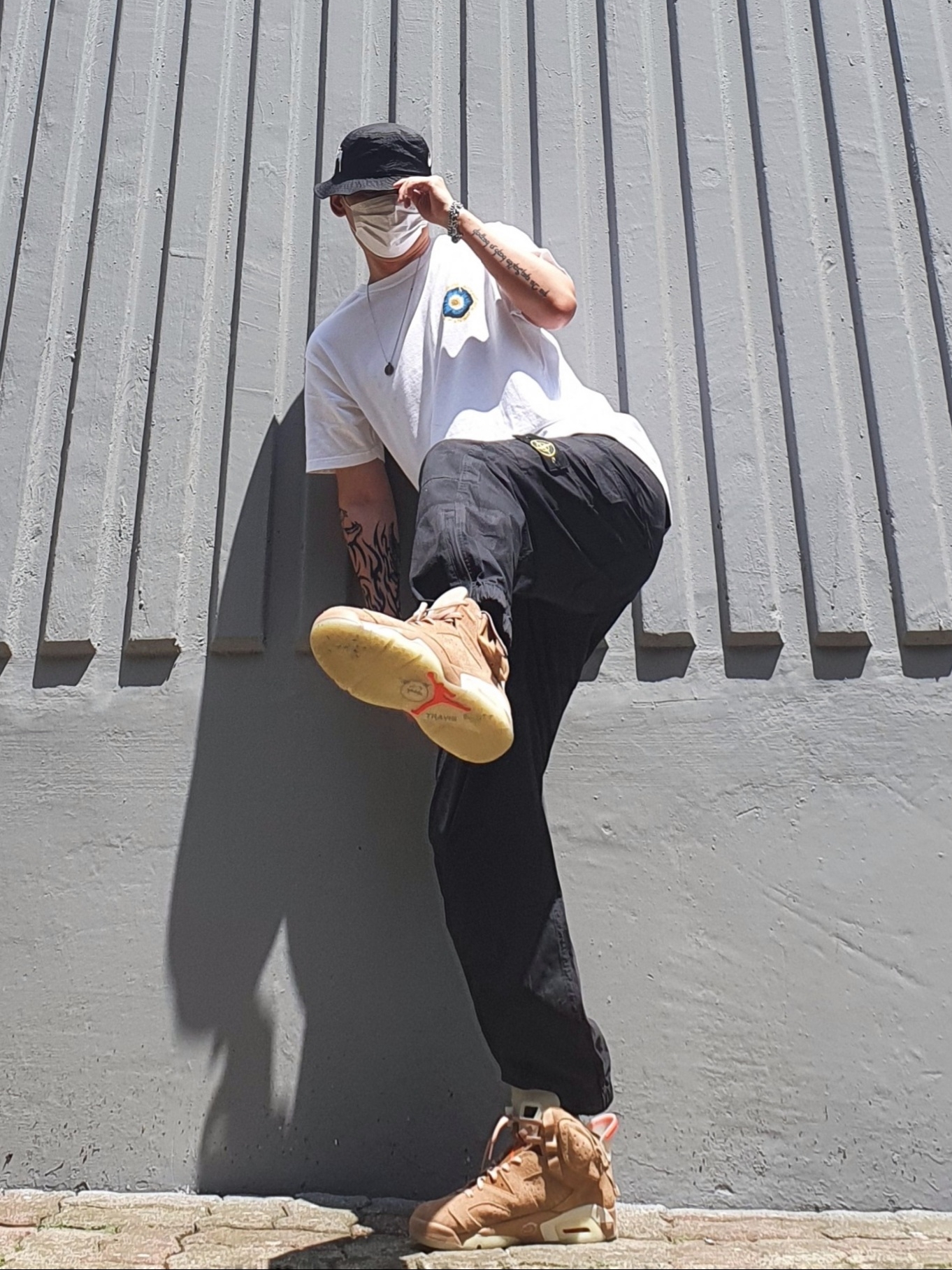 Nike x Stussy Bucket Hat Black, Stussy Cosmos T-Shirt White 착용 스타일