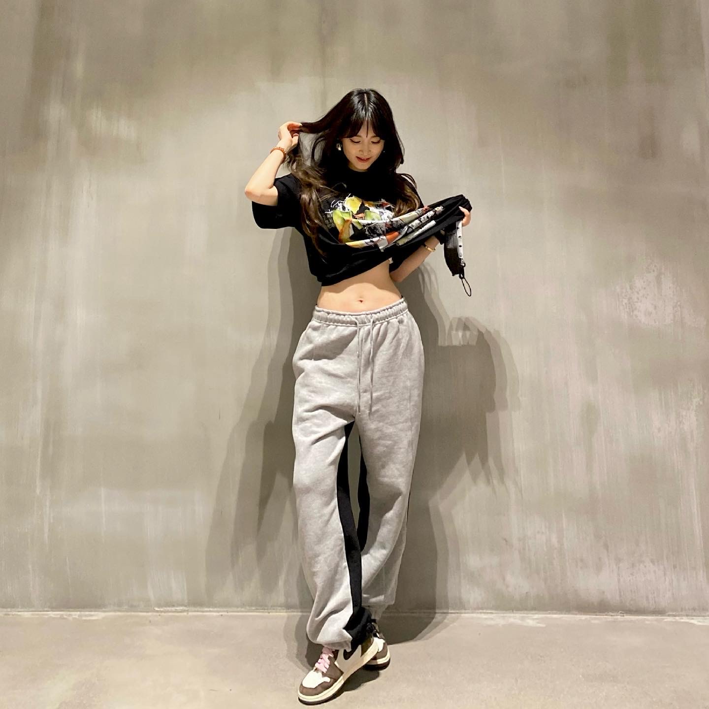 Jordan 1 x Travis Scott Retro High OG SP Mocha 착용 스타일 - 1