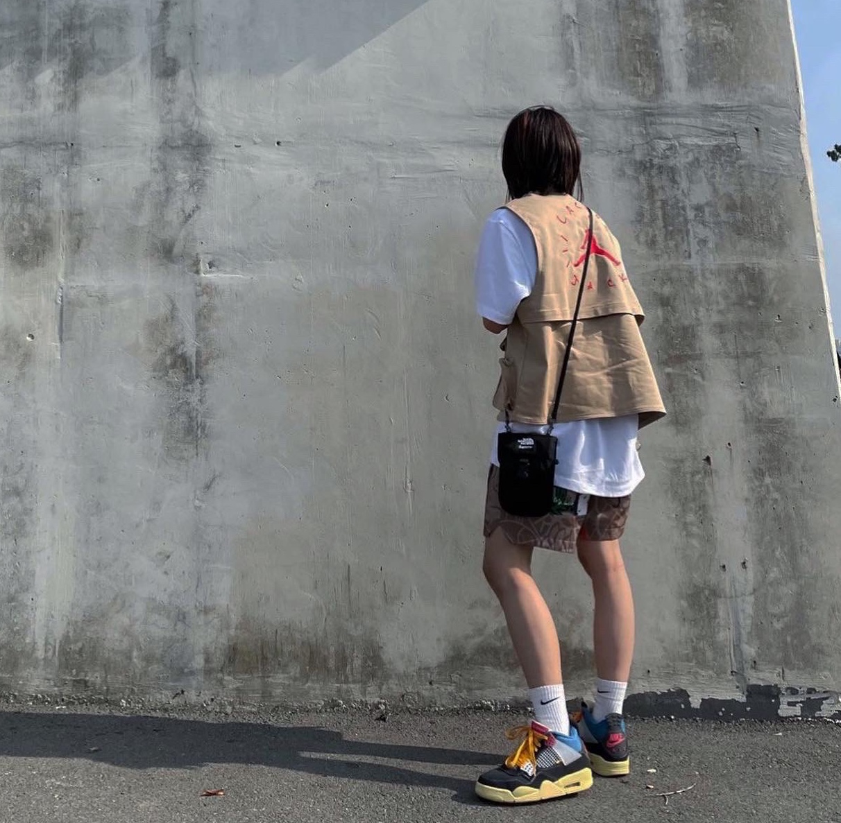 Jordan x Travis Scott Utility Vest - Asia, Jordan x Travis Scott Pool Shorts - Asia 착용 스타일 - 2