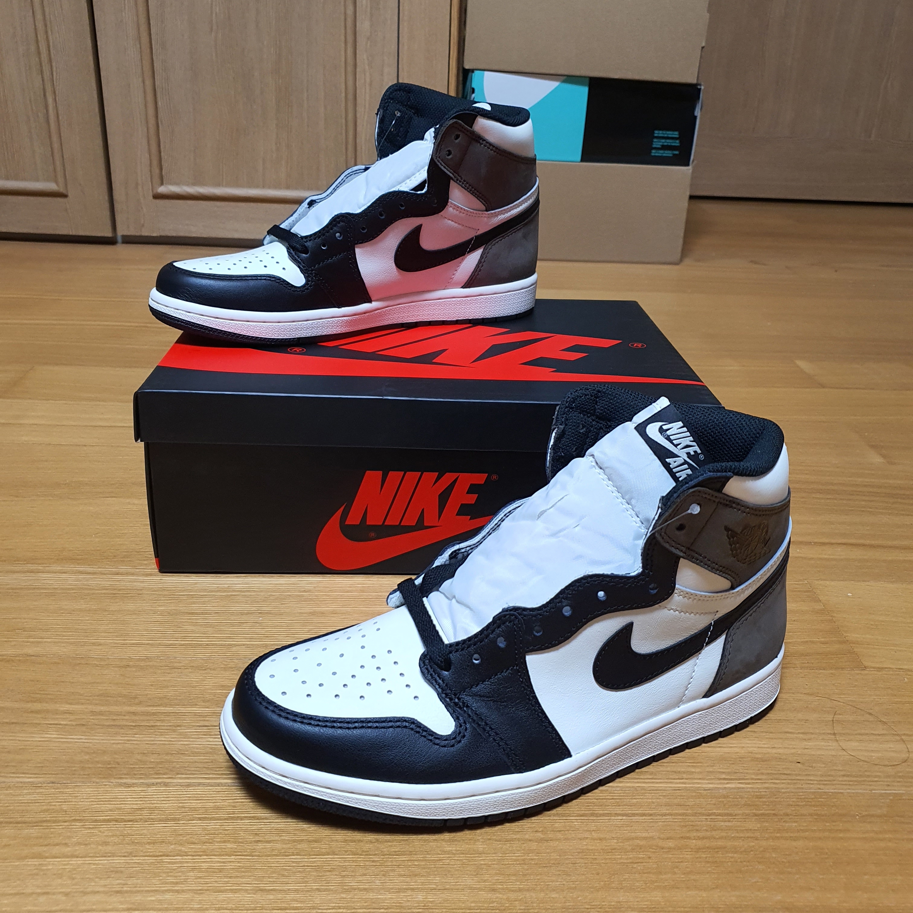 Jordan 1 Retro High OG Black Mocha 착용 스타일 - 1