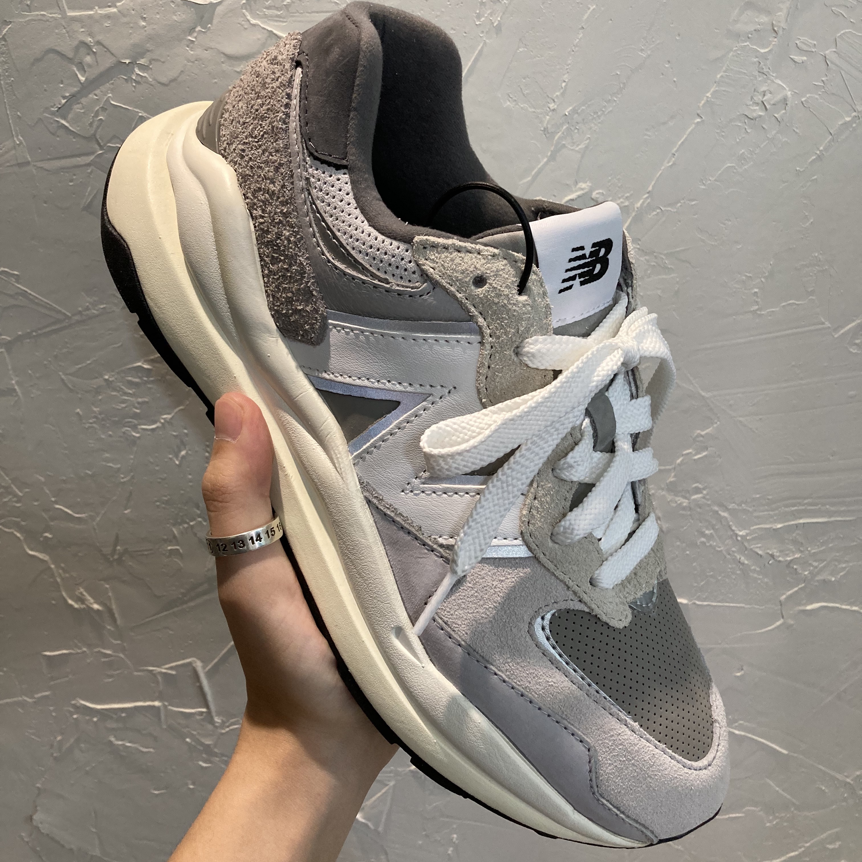 New Balance 5740 Grey 착용 스타일