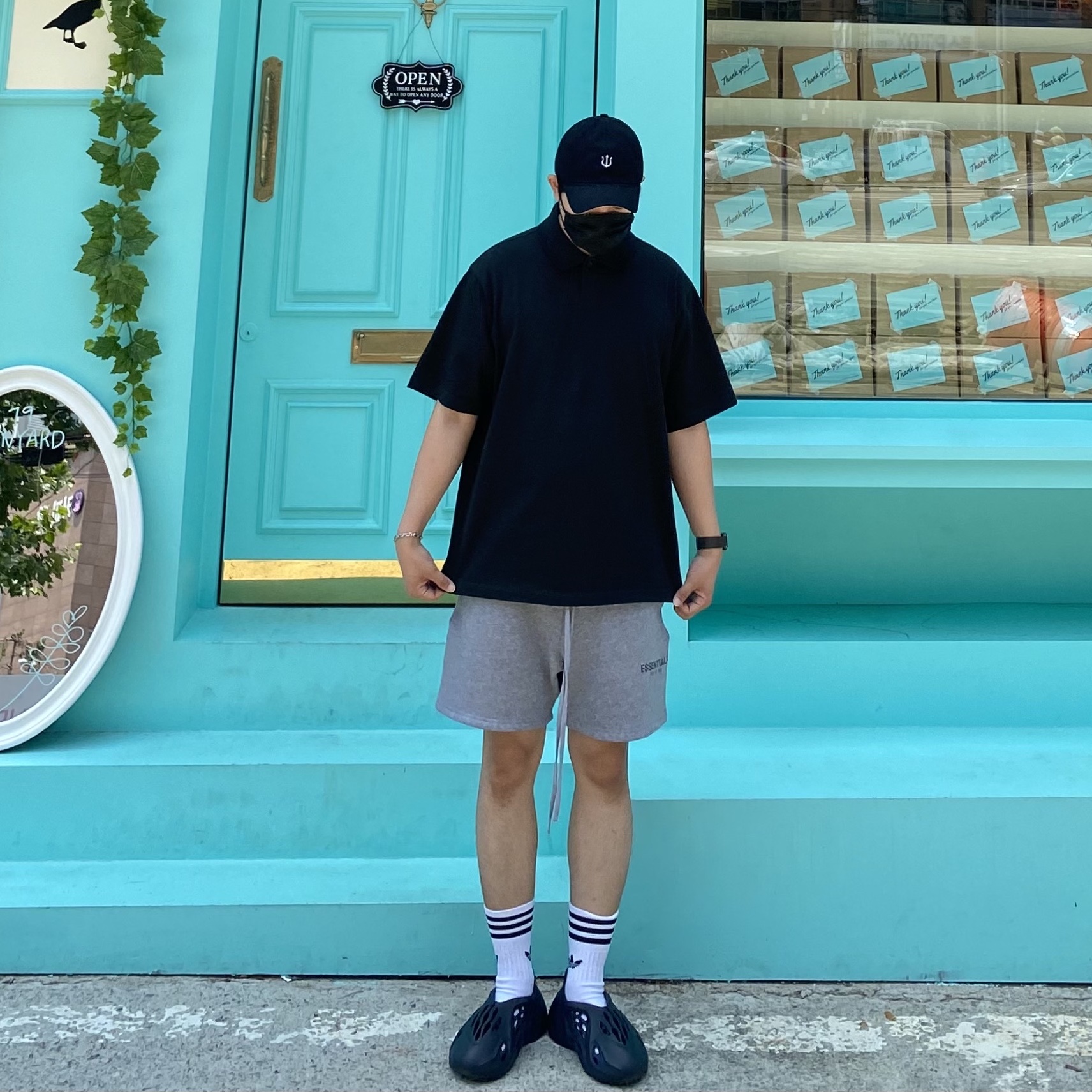 Adidas Yeezy Foam RNNR Mineral Blue, Essentials Short Sleeve Polo Black - 21SS 착용 스타일 - 1