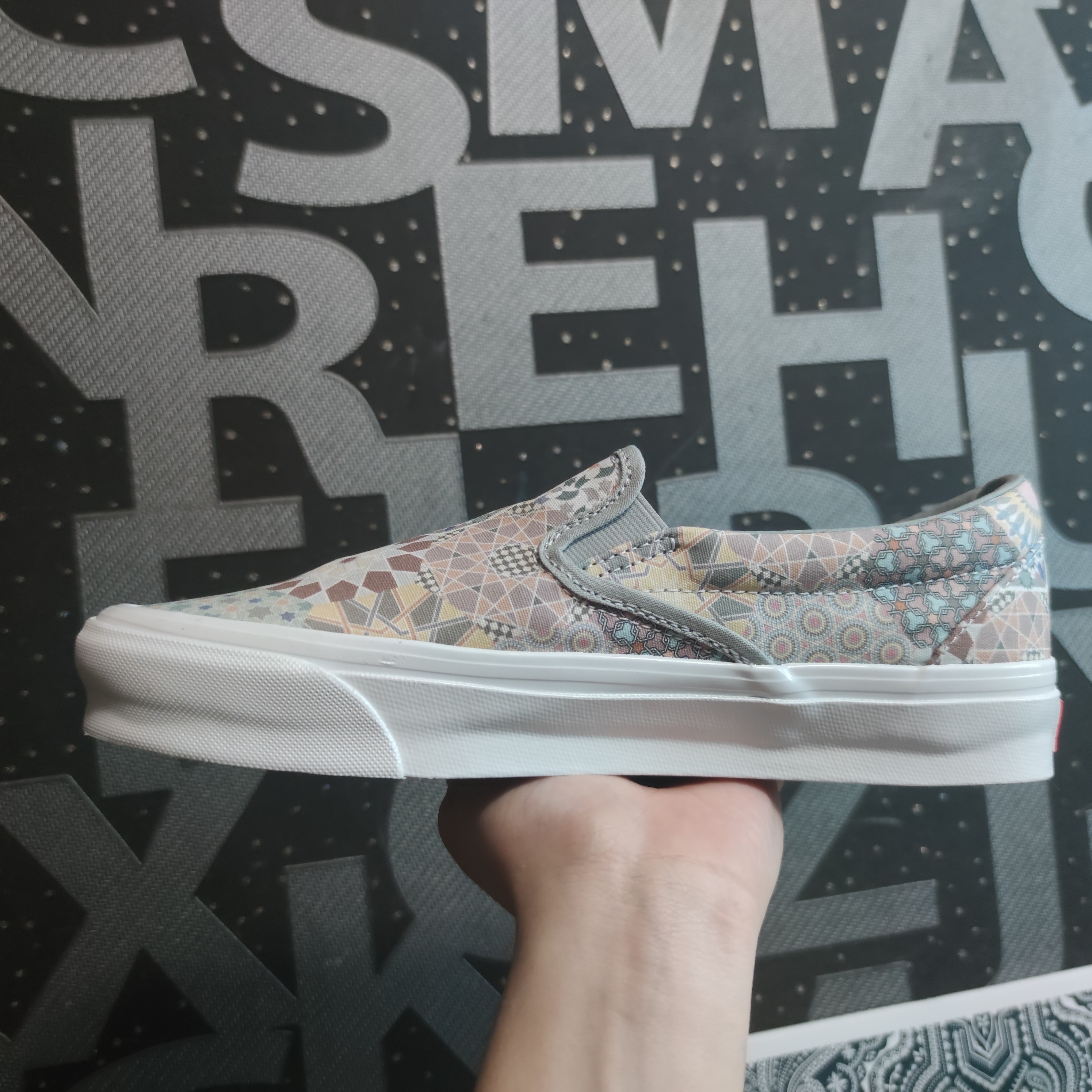 Vans Vault x Kith 10th Anniversary OG Classic Slip-On LX Multi Tile 착용 스타일 - 5