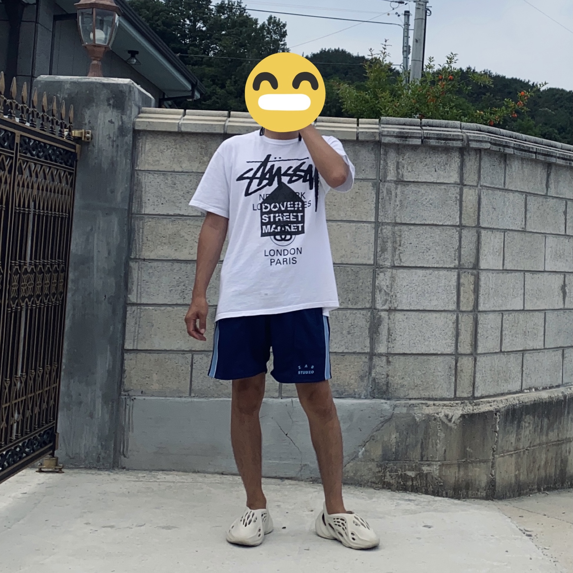 Adidas Yeezy Foam RNNR Sand, Stussy DSM World Tour T-Shirt White 착용 스타일