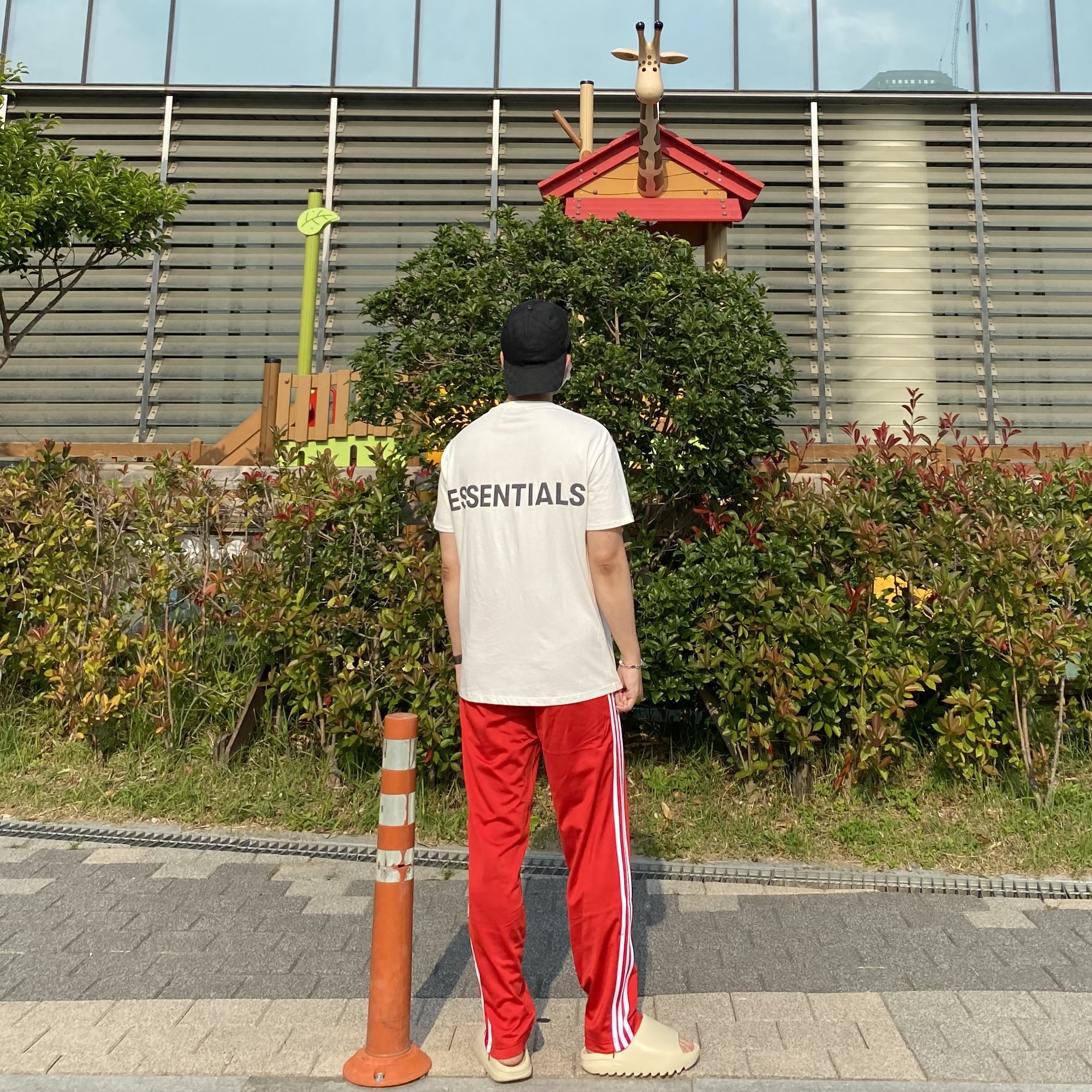 Adidas Yeezy Slide Bone, Essentials T-Shirt Cream - 21SS 착용 스타일 - 1