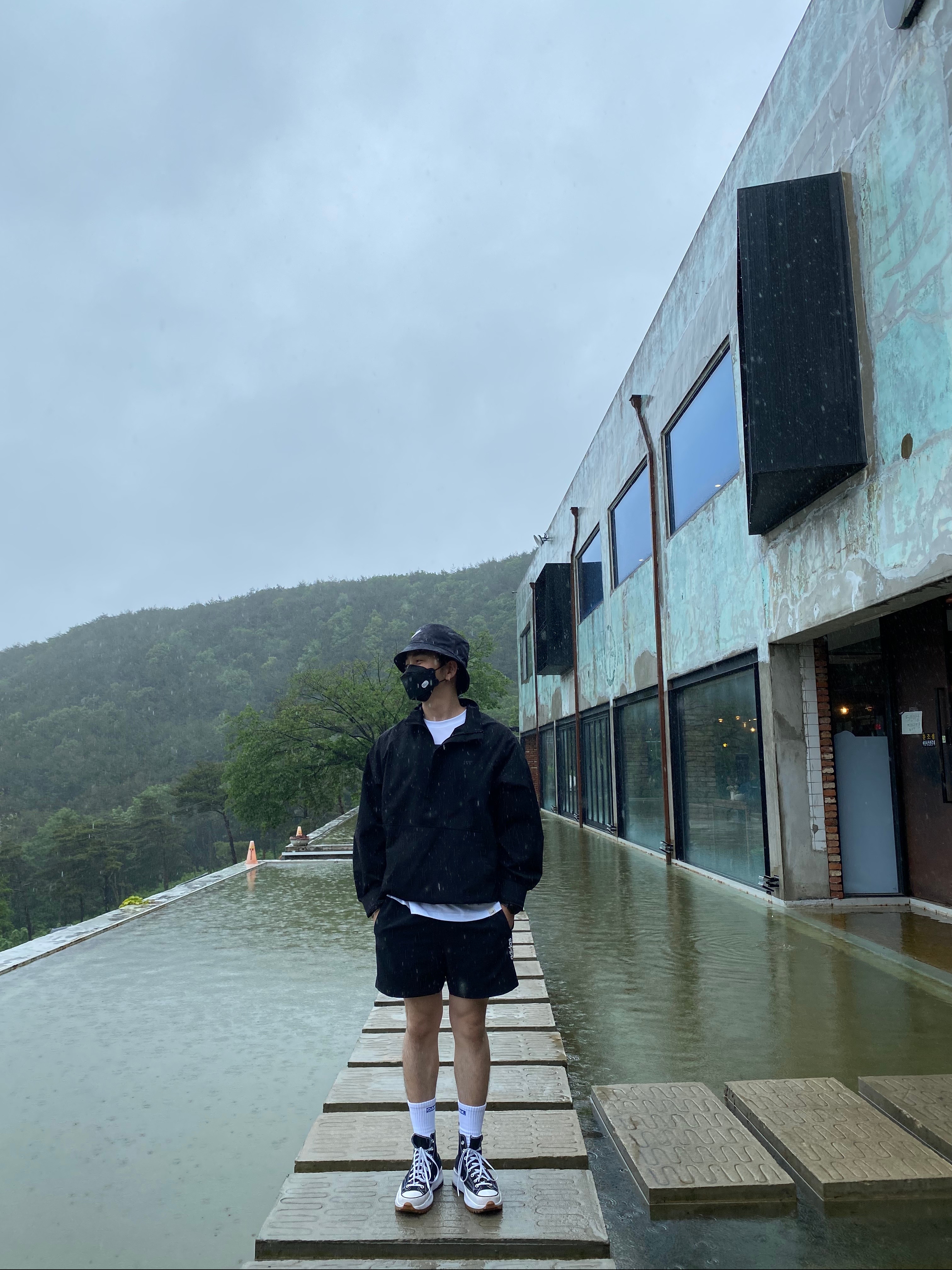Converse Run Star Hike Hi Black White Gum 착용 스타일