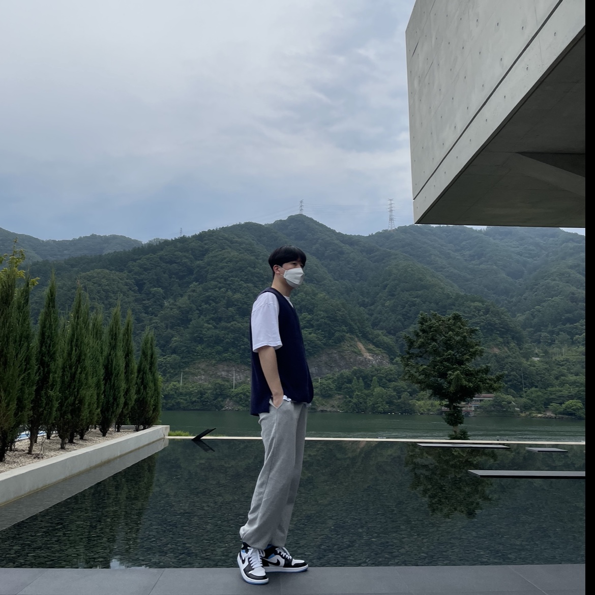 (W) Jordan 1 Mid White Black University Blue 착용 스타일 - 1