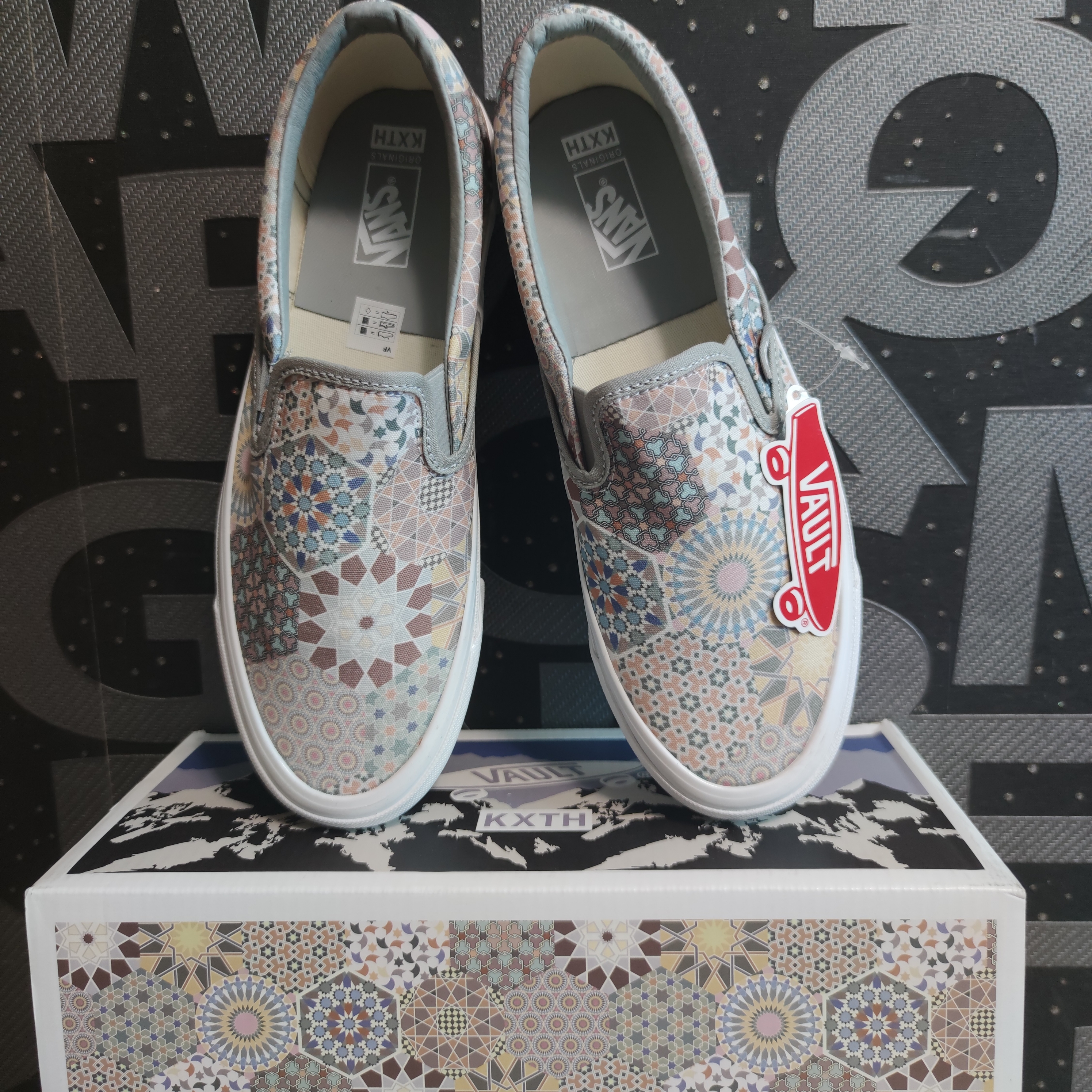 Vans Vault x Kith 10th Anniversary OG Classic Slip-On LX Multi Tile 착용 스타일 - 2