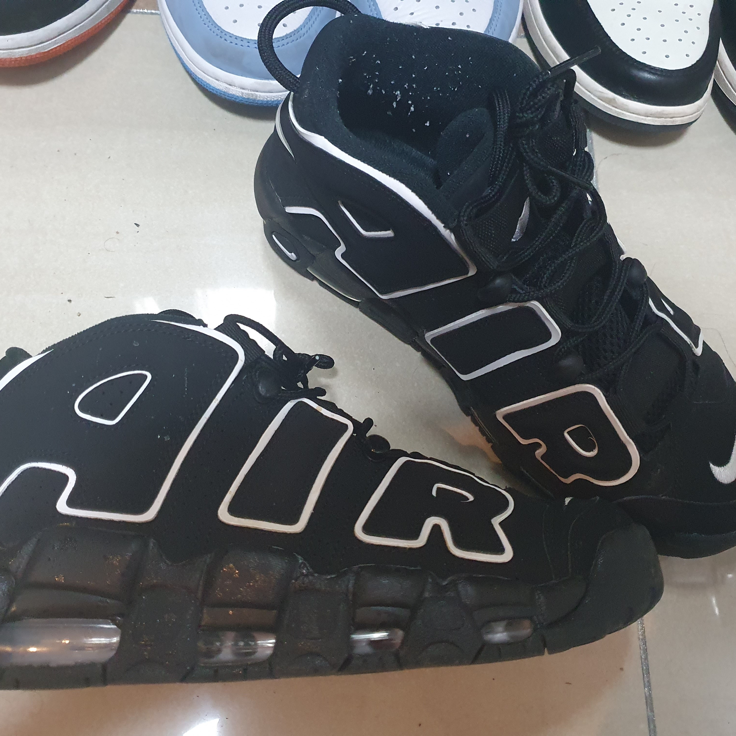 Nike Air More Uptempo Black White 2020, Jordan 1 Low Shattered Backboard 착용 스타일 - 1
