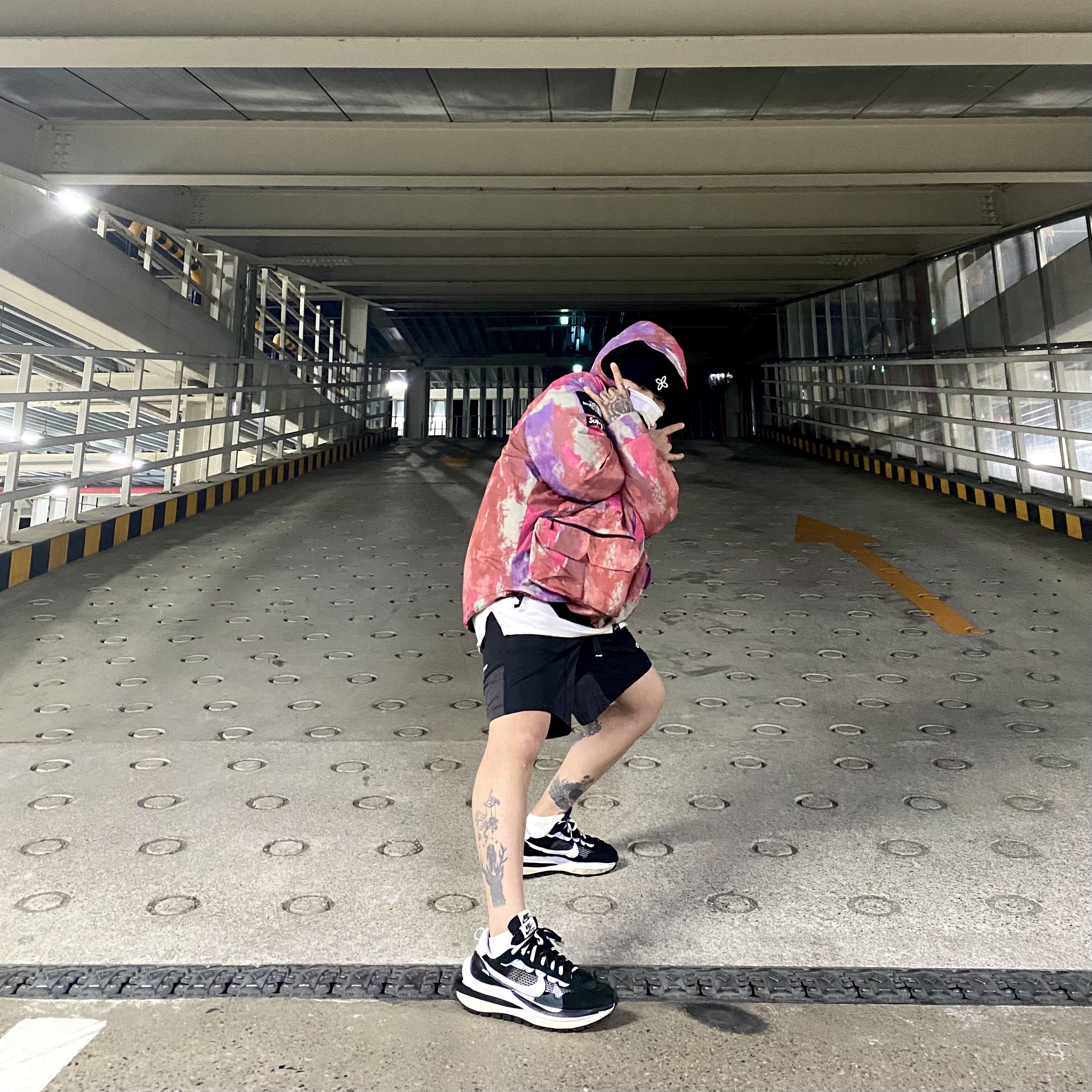 Supreme x The North Face Cargo Jacket Multi-Color - 20SS, Nike x Sacai VaporWaffle Black White 착용 스타일 - 1