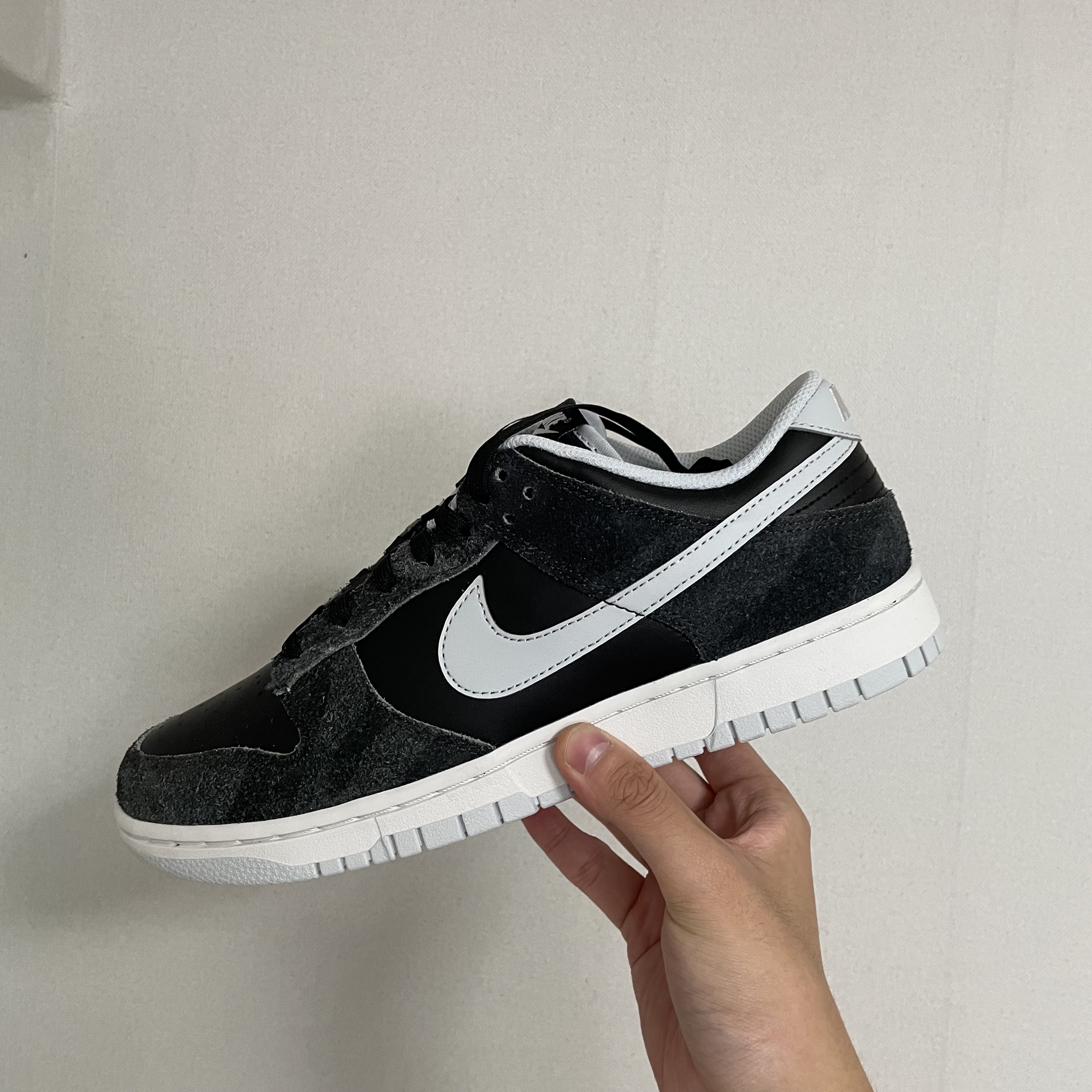 Nike Dunk Low Retro PRM Zebra 착용 스타일