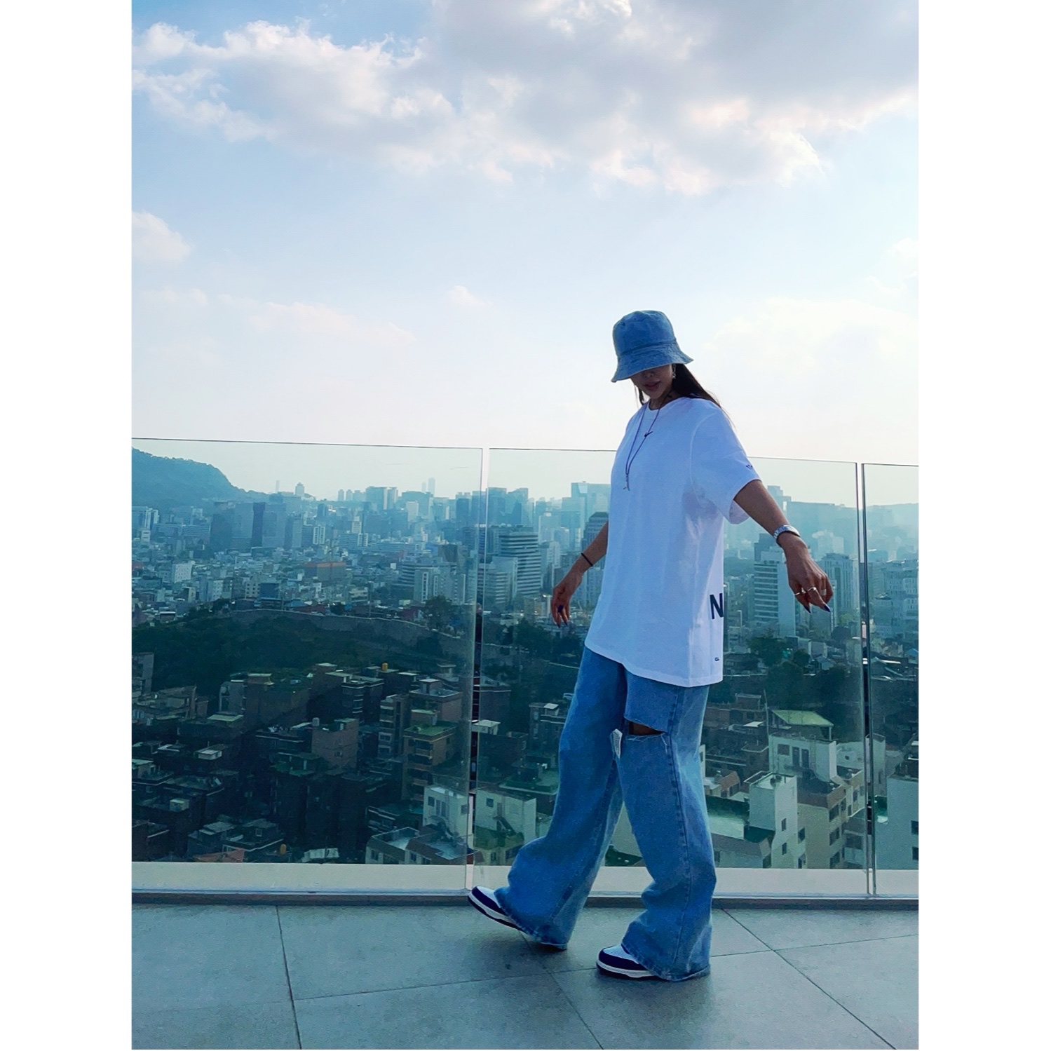 Nike x Ambush Dunk High Deep Royal Blue, Nike x Drake Nocta Cardinal Stock Essential T-Shirt White - Asia 착용 스타일 - 3