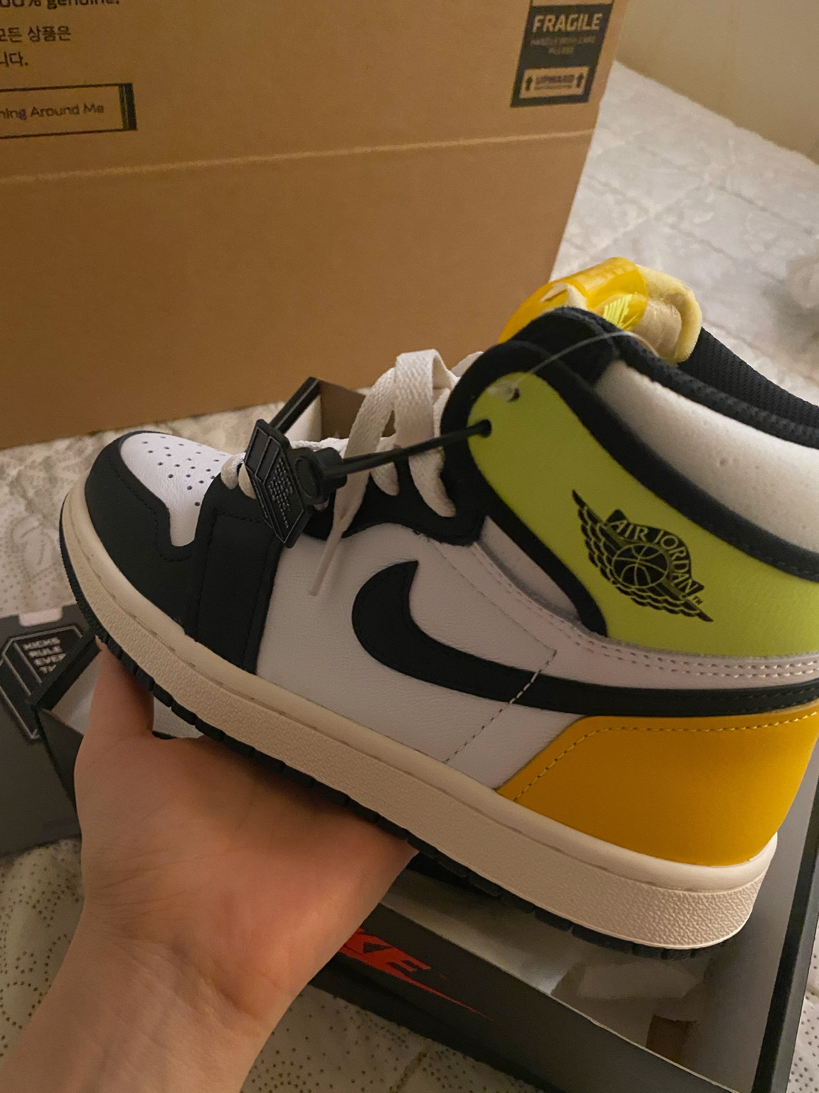 Jordan 1 Retro High OG Volt Gold 착용 스타일