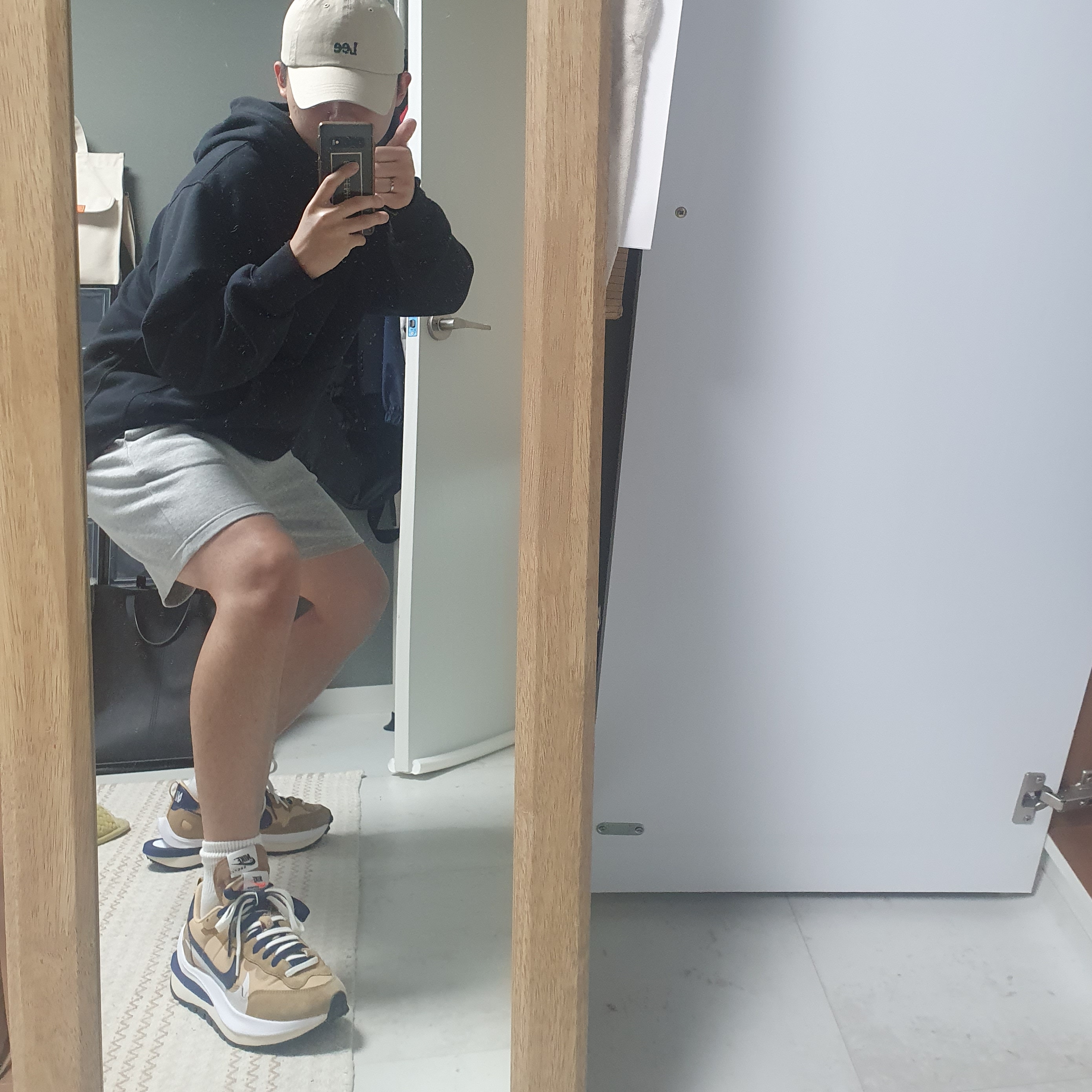 Nike x Sacai VaporWaffle Sesame and Blue Void 착용 스타일