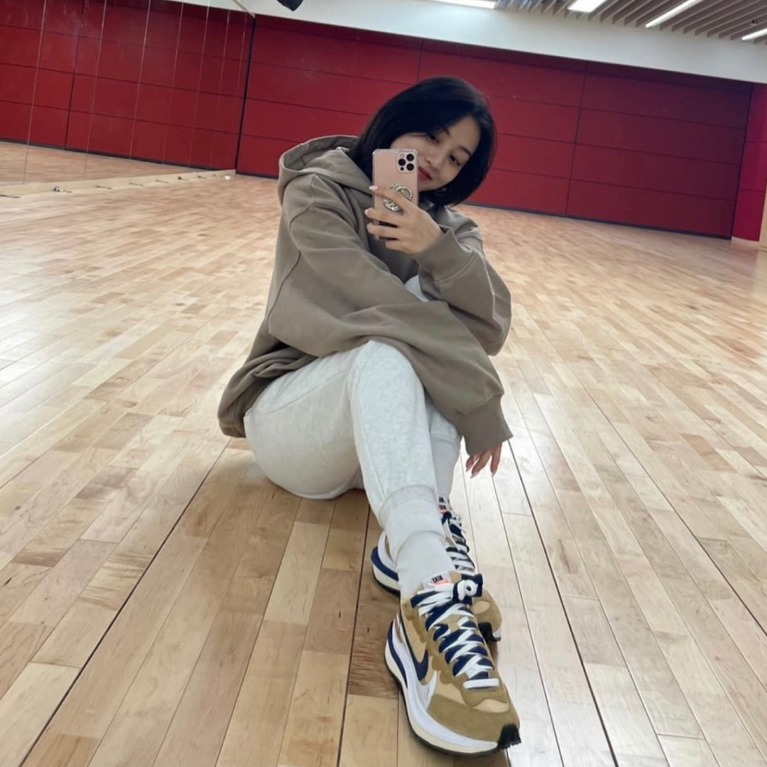 Nike x Sacai VaporWaffle Sesame and Blue Void 착용 스타일 - 3