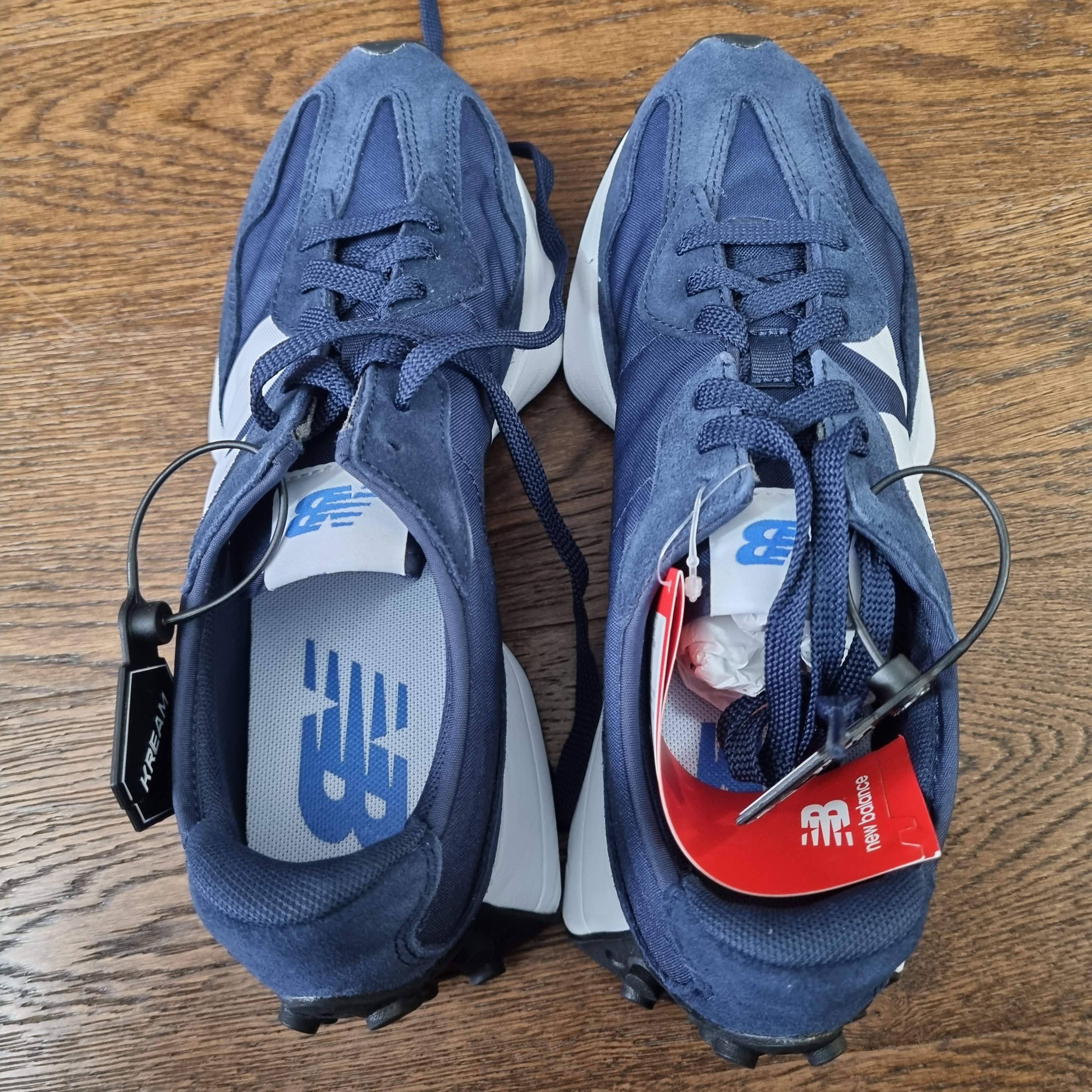 New Balance 327 Navy 착용 스타일