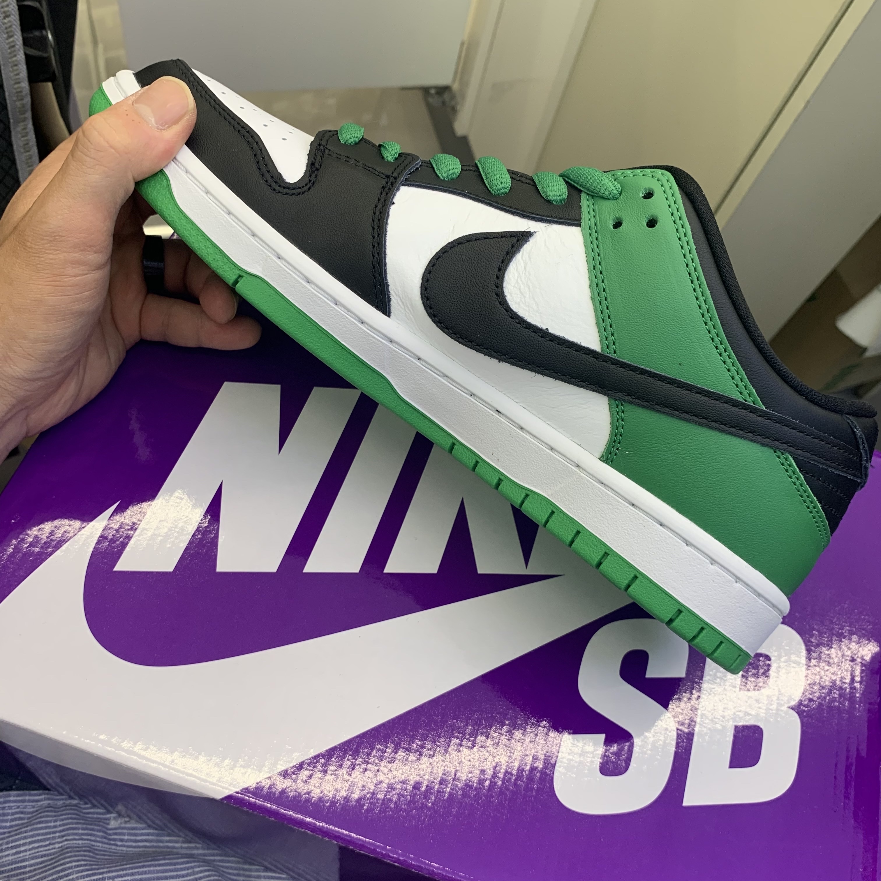 Nike SB Dunk Low Pro Black and Classic Green 착용 스타일 - 2