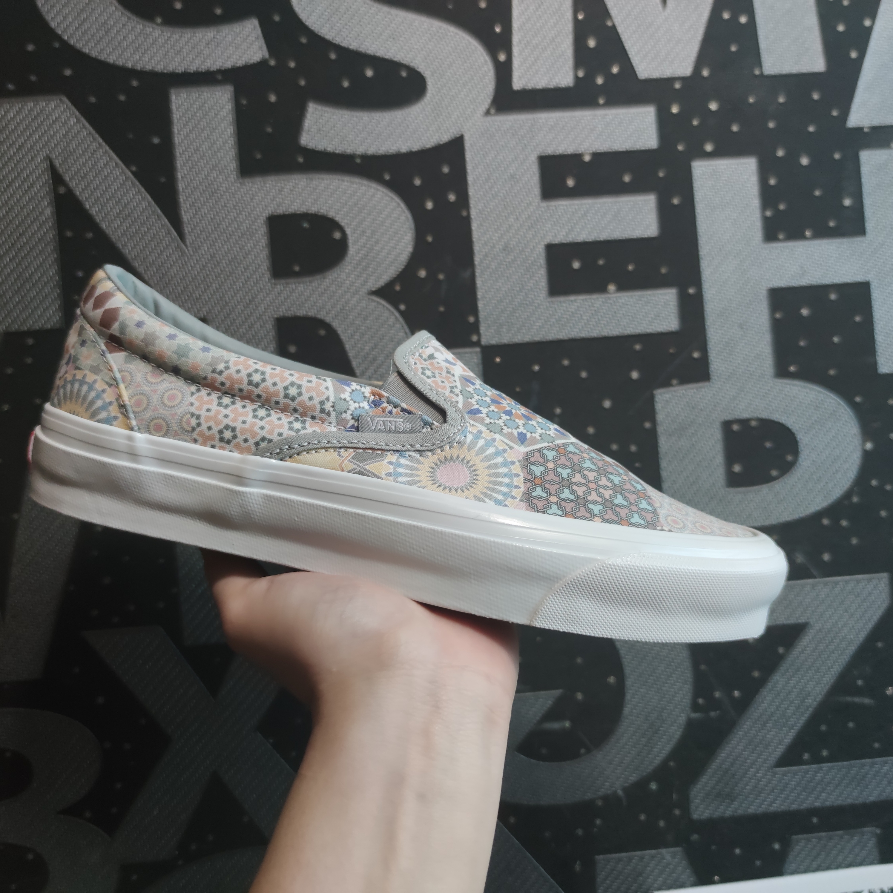 Vans Vault x Kith 10th Anniversary OG Classic Slip-On LX Multi Tile 착용 스타일 - 3