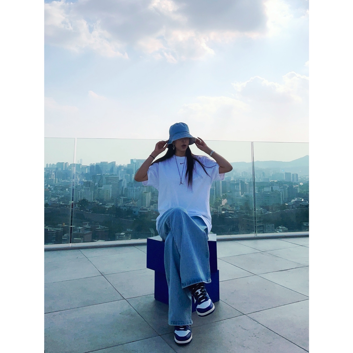 Nike x Ambush Dunk High Deep Royal Blue, Nike x Drake Nocta Cardinal Stock Essential T-Shirt White - Asia 착용 스타일 - 1