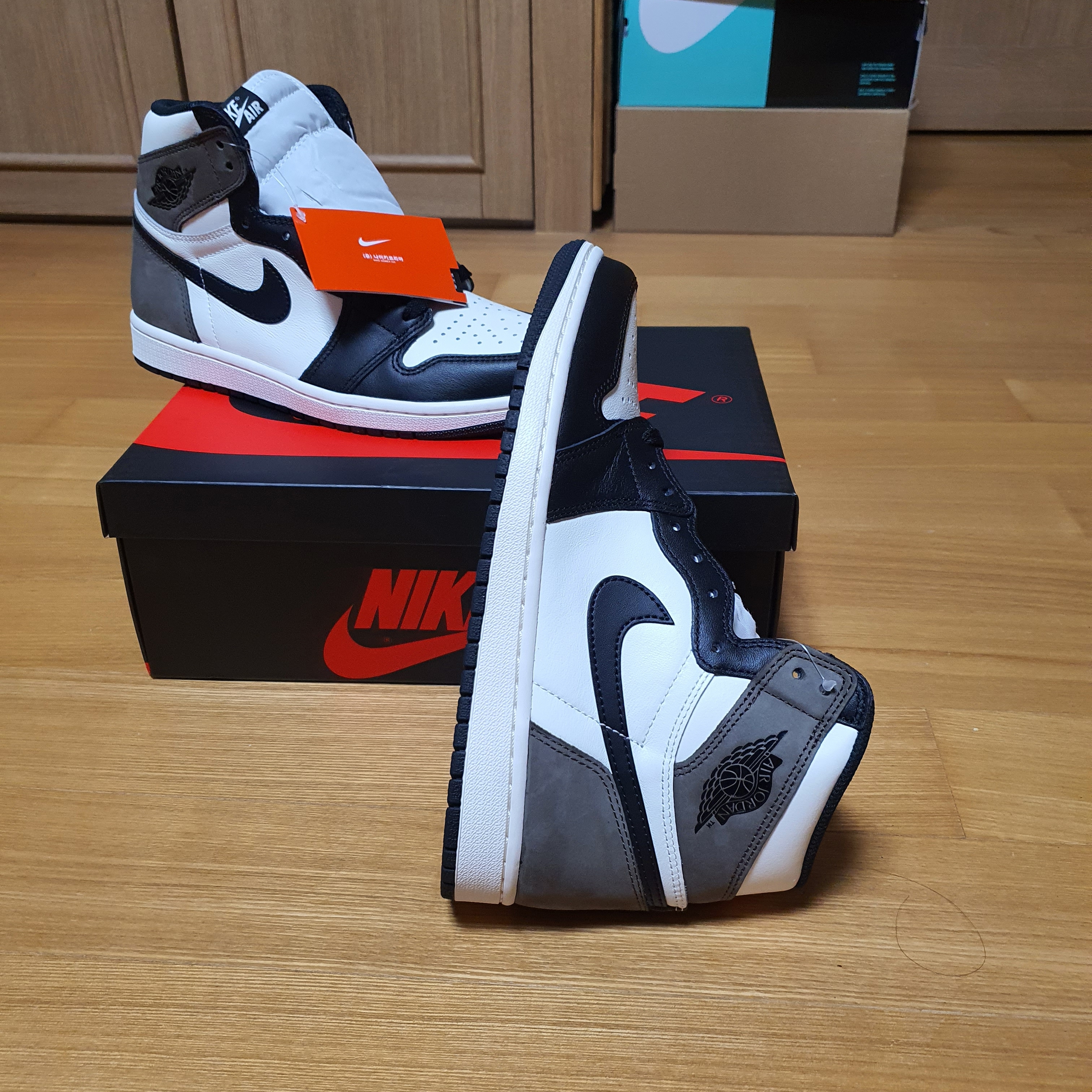 Jordan 1 Retro High OG Black Mocha 착용 스타일 - 2