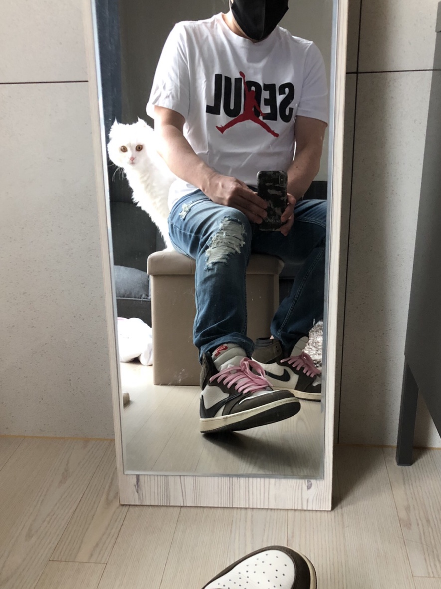 Jordan 1 x Travis Scott Retro High OG SP Mocha 착용 스타일