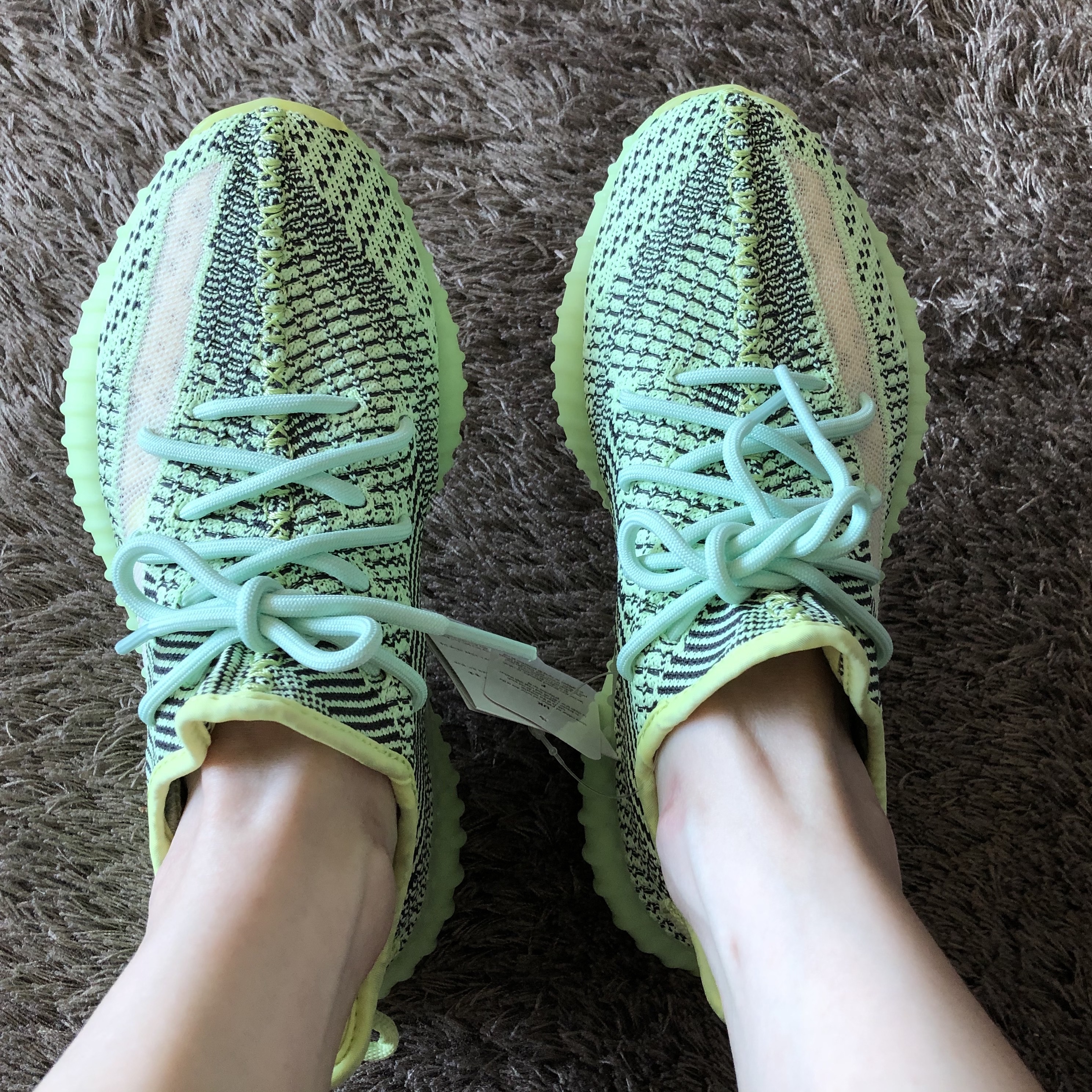 Adidas Yeezy Boost 350 V2 Yeezreel - Non-Reflective 착용 스타일 - 1