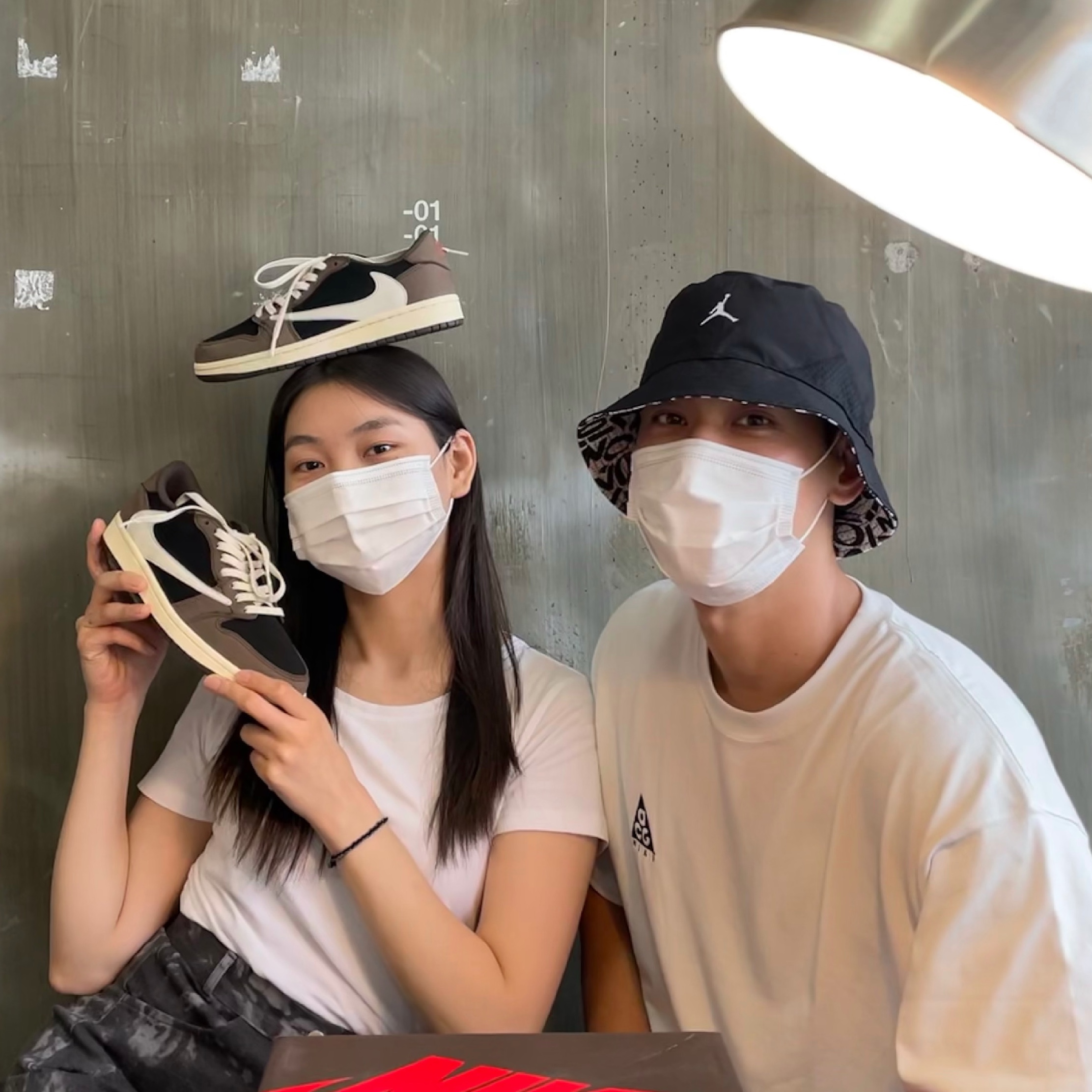Jordan 1 x Travis Scott Retro Low OG SP Mocha, Jordan Zion Reversible Bucket Hat Black 착용 스타일