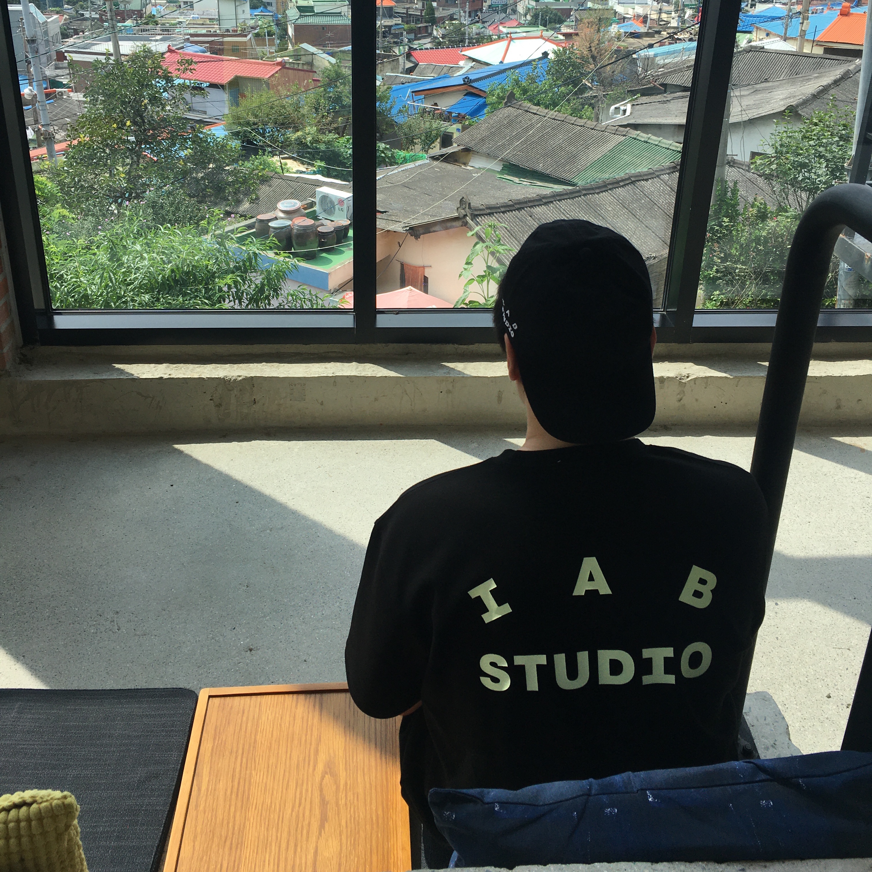 IAB Studio Black Glow T-Shirt 착용 스타일