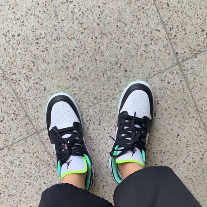 (GS) Jordan 1 Low Green Glow Purple Shock 착용 스타일