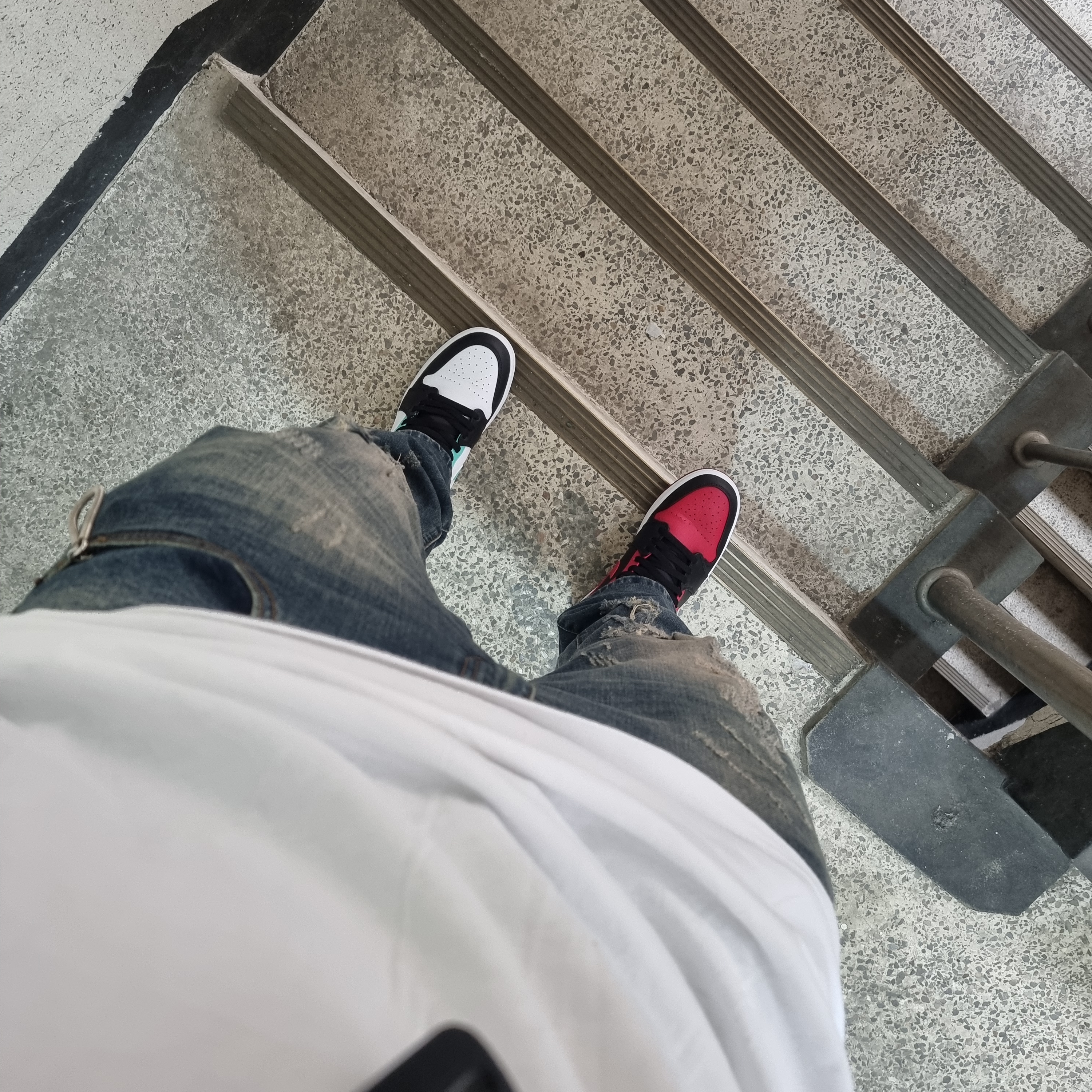 Jordan 1 Mid Bred Banned 2020, Jordan 1 Mid Tropical Twist 착용 스타일 - 1