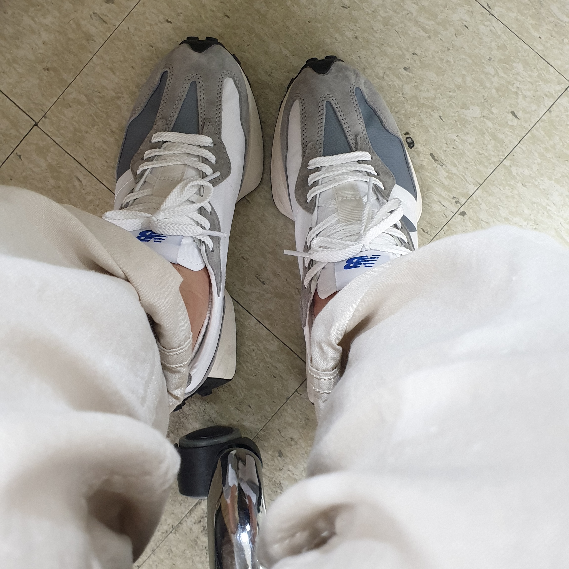New Balance 327 Grey 착용 스타일