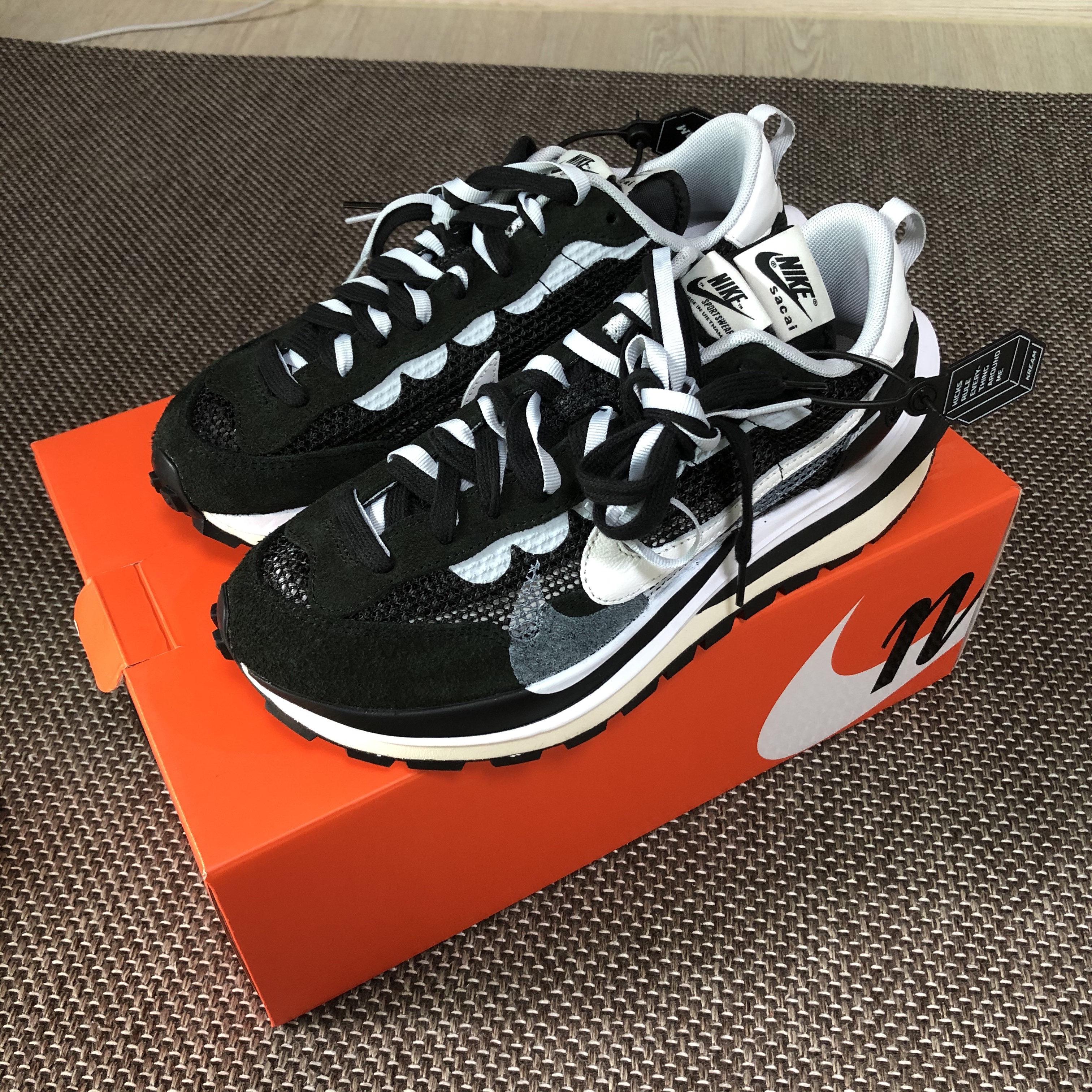 Nike x Sacai VaporWaffle Black White 착용 스타일 - 3