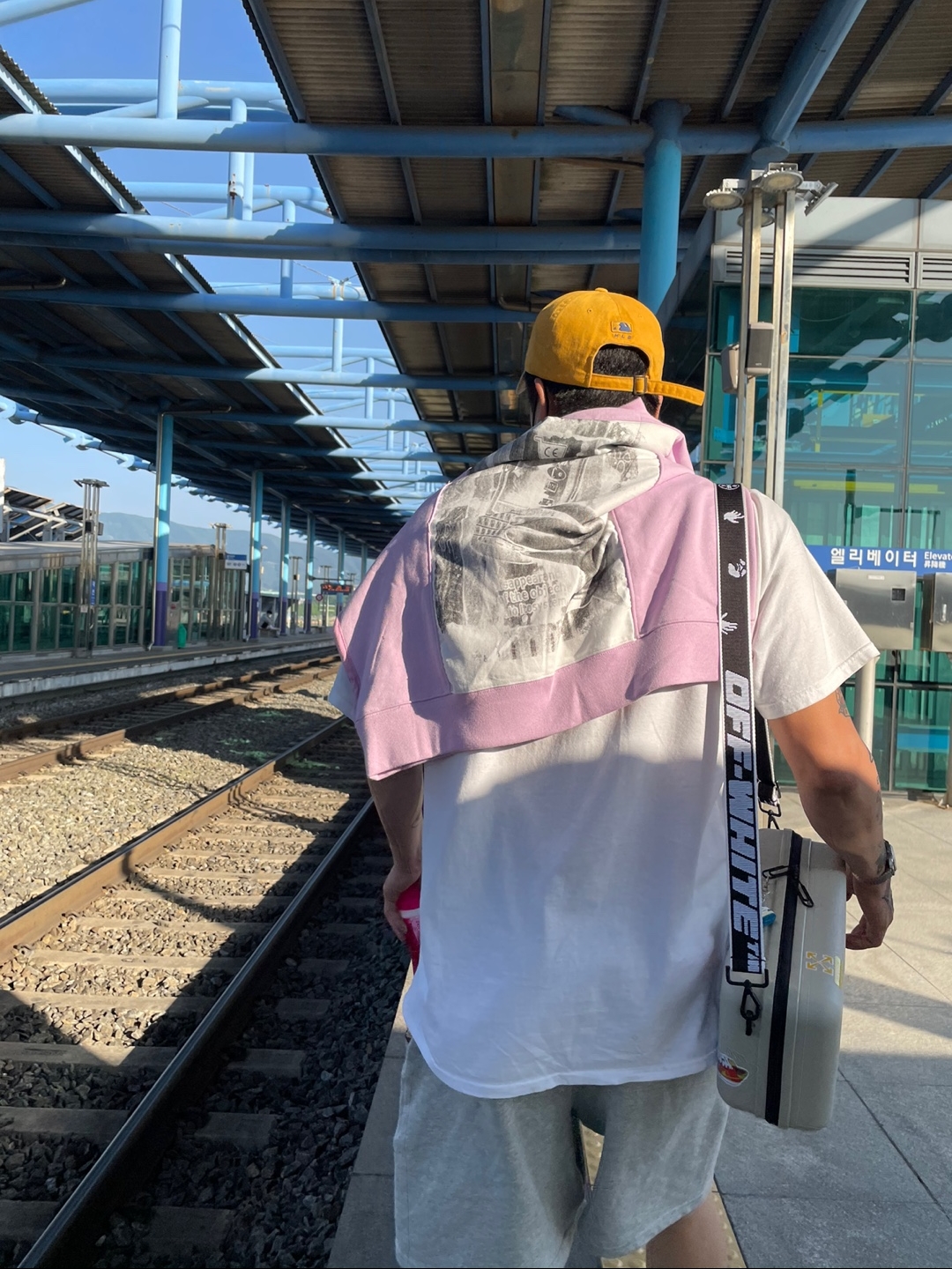 (W) Jordan 1 Mid Cactus Flower, Off-White x Amore Pacific Protection Box (Without Cosmetics) 착용 스타일 - 2