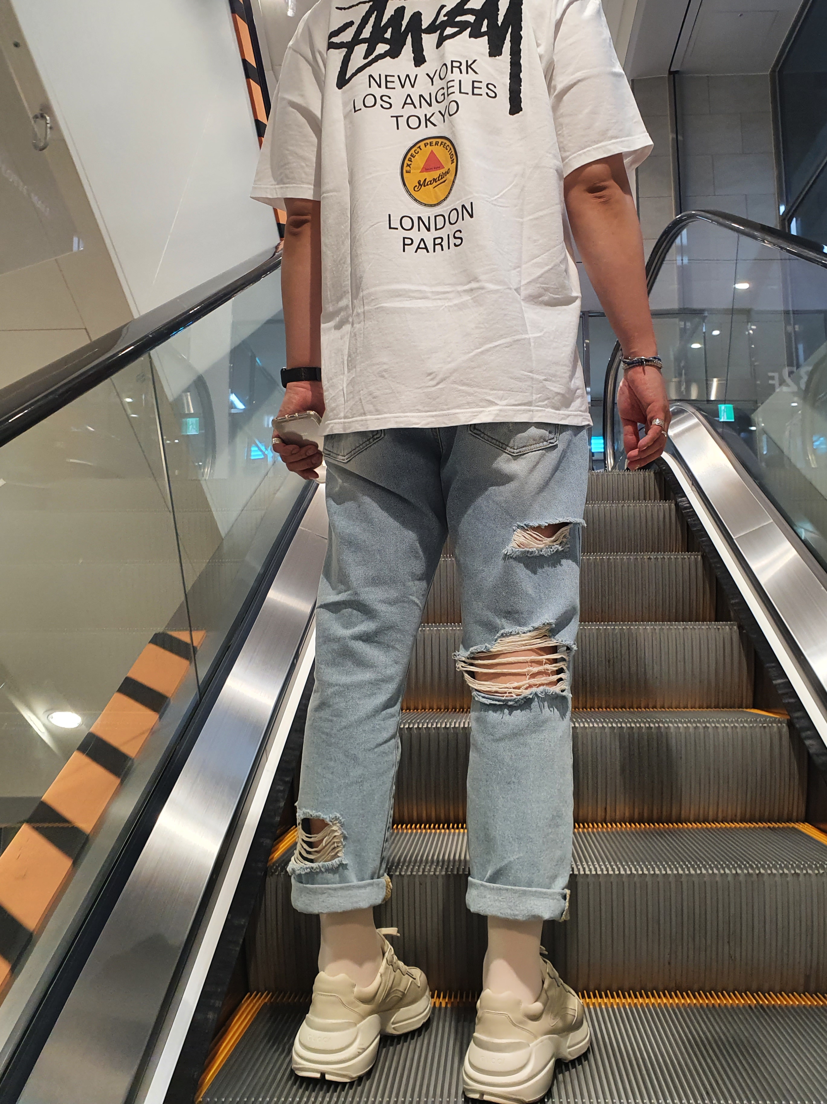 Stussy x Martine Rose 40 WT T-Shirt, Gucci Rhyton Leather Sneakers Distressed Ivory 착용 스타일 - 2