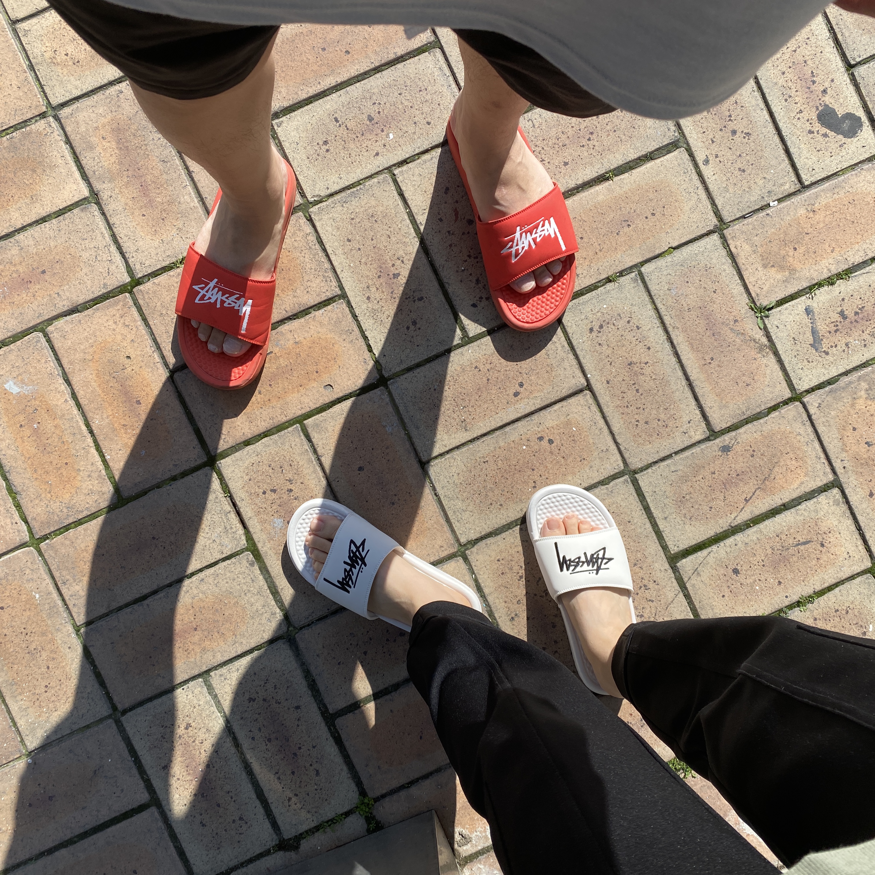 Nike x Stussy Benassi Slide Sail, Nike x Stussy Benassi Slide Habanero Red 착용 스타일