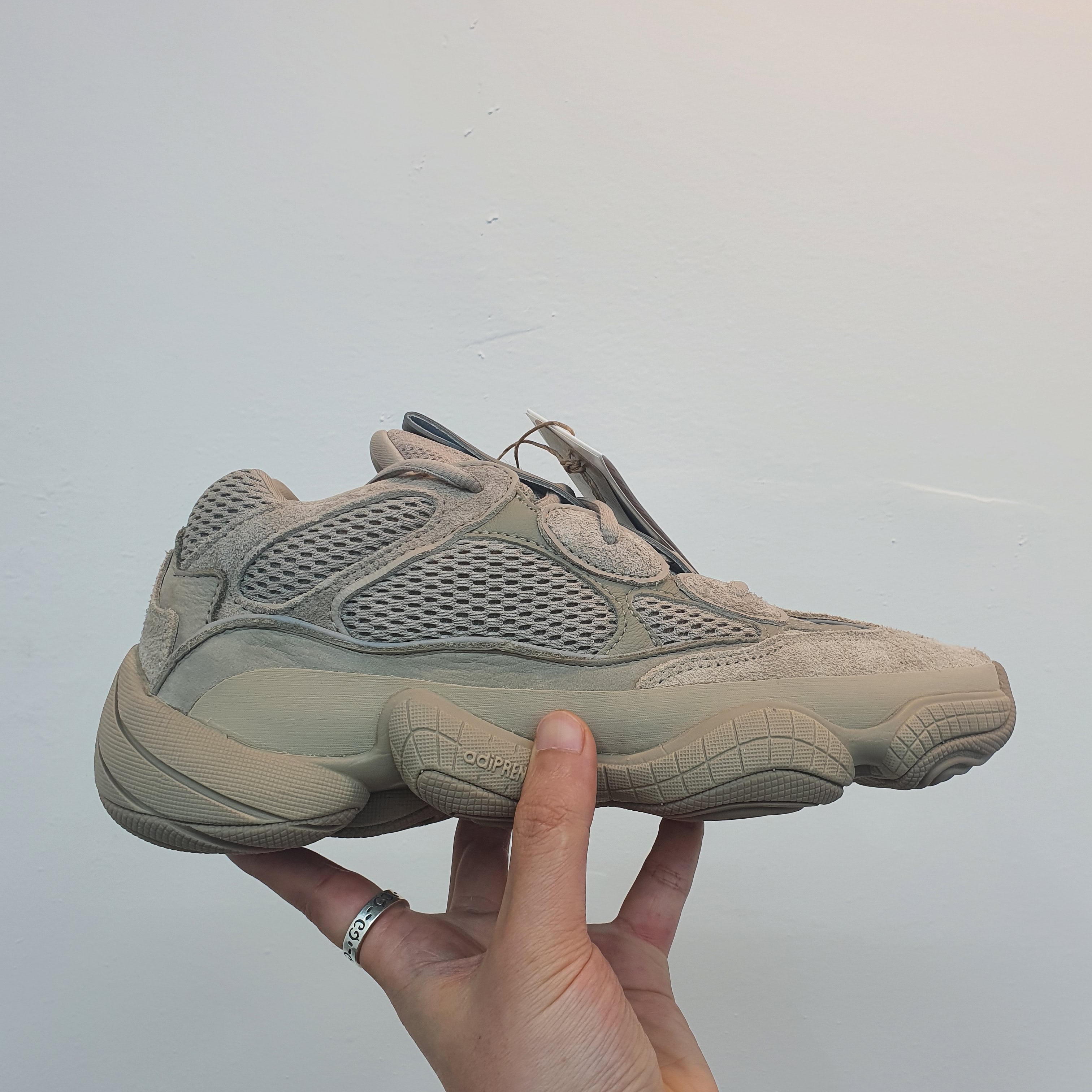 Adidas Yeezy 500 Taupe Light 착용 스타일
