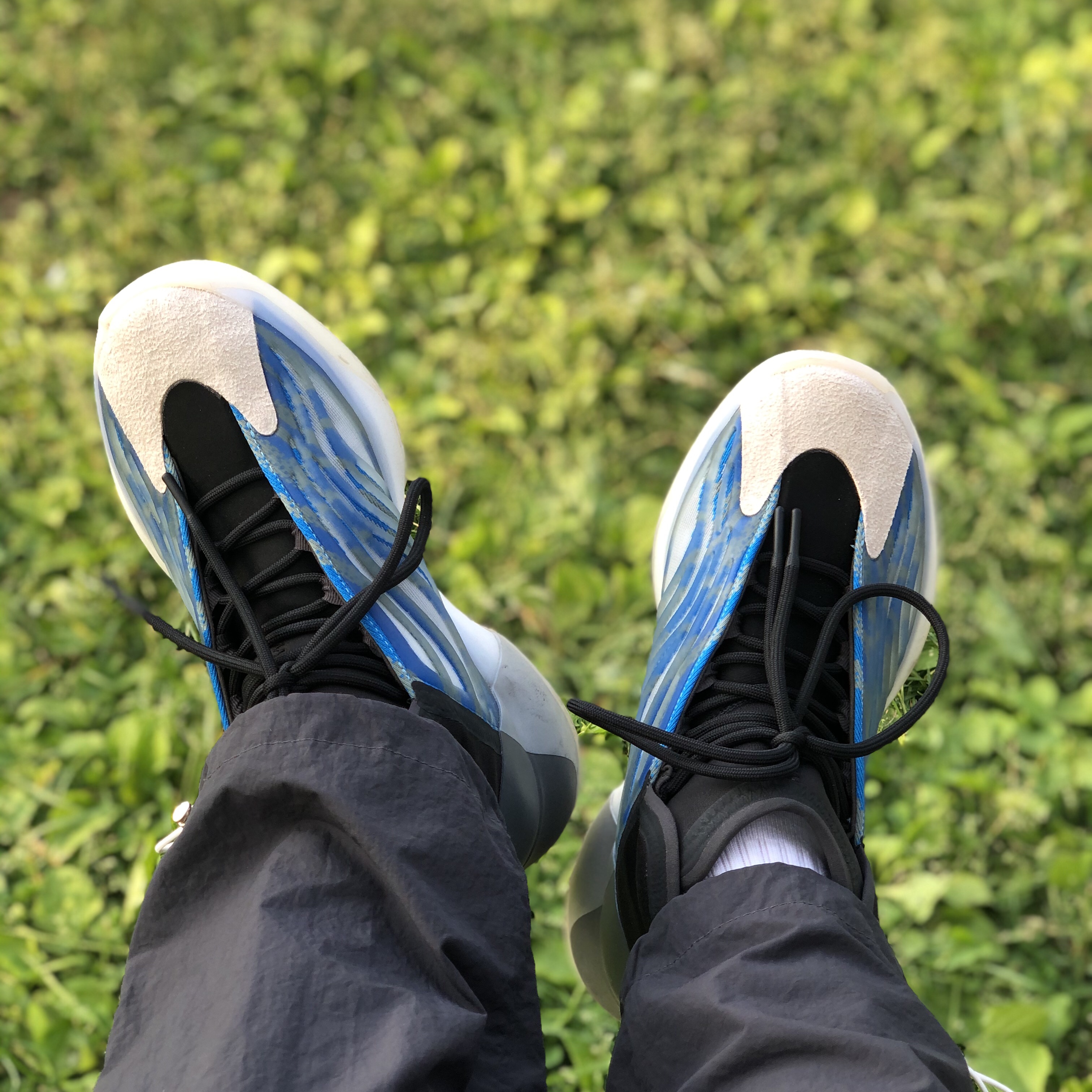 Adidas Yeezy QNTM Frozen Blue 착용 스타일