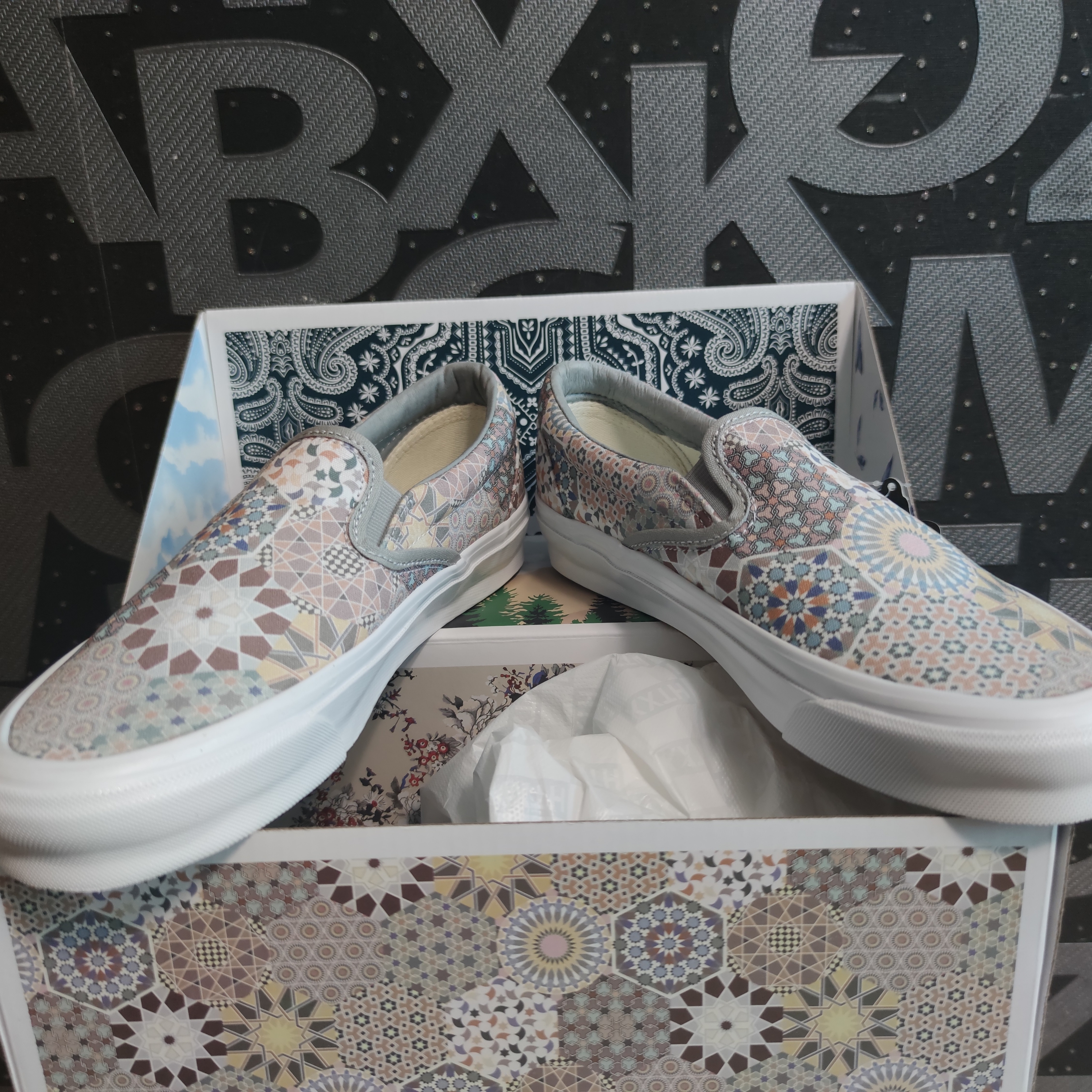 Vans Vault x Kith 10th Anniversary OG Classic Slip-On LX Multi Tile 착용 스타일 - 1