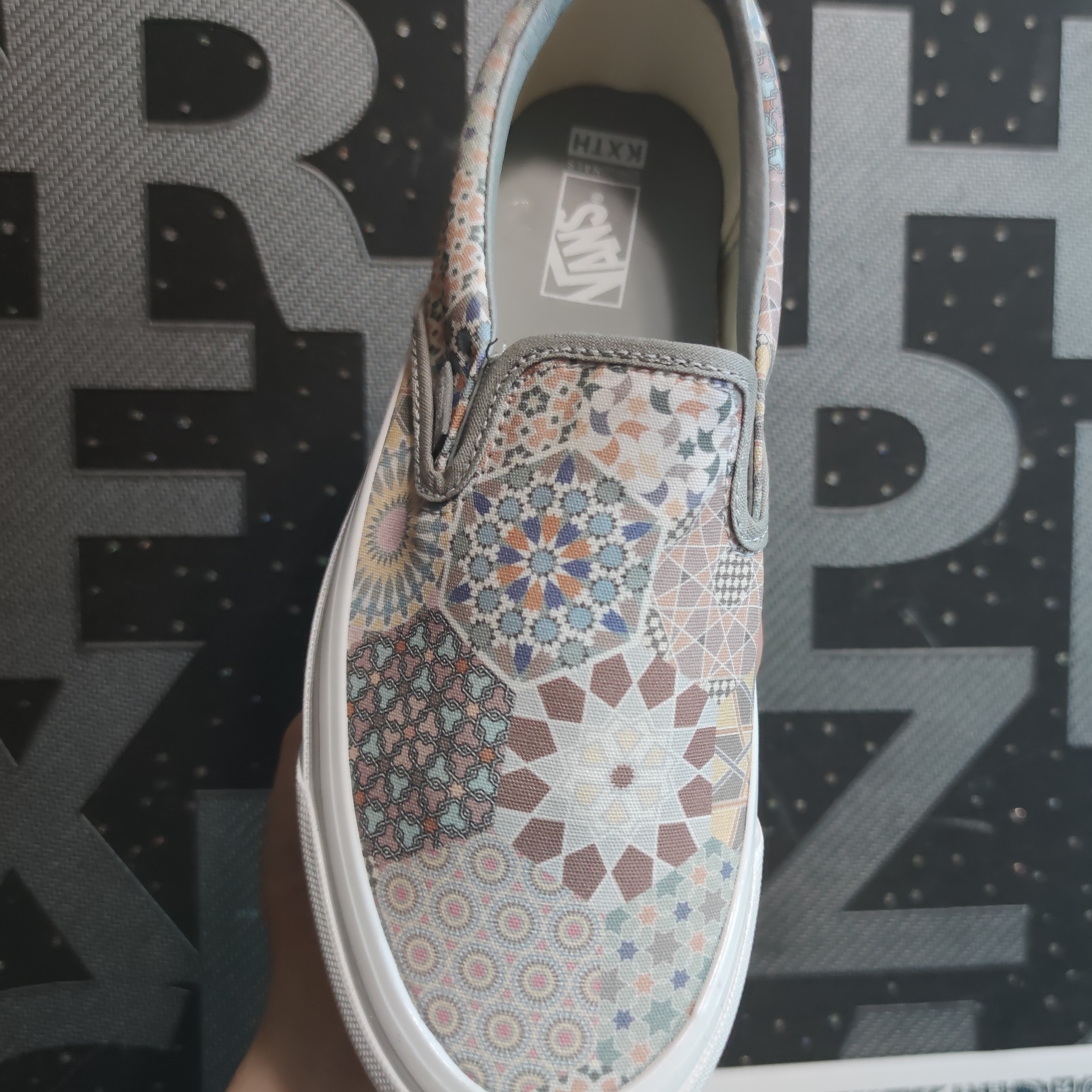 Vans Vault x Kith 10th Anniversary OG Classic Slip-On LX Multi Tile 착용 스타일 - 4