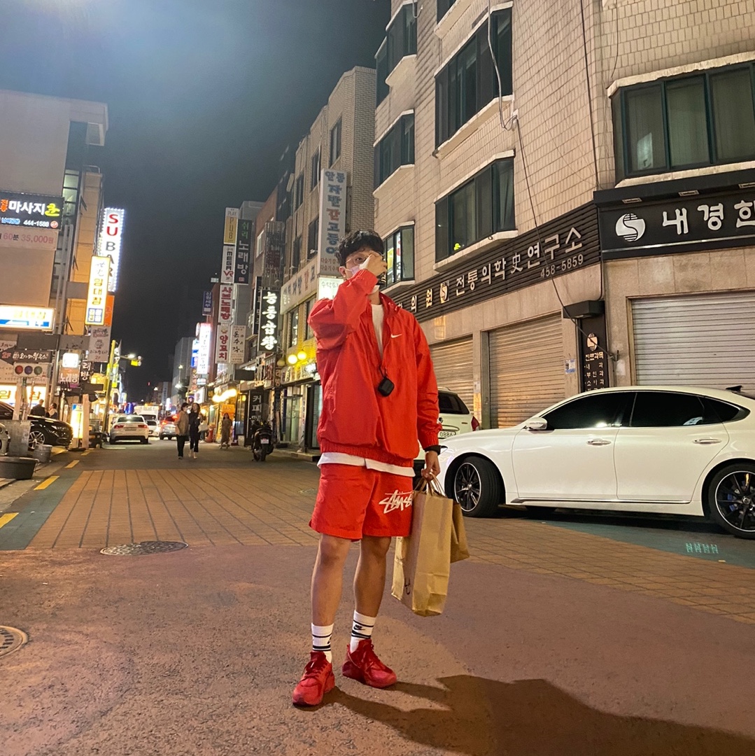 Nike x Stussy Water Shorts Habanero Red, Nike x Stussy Windrunner Jacket Habanero Red 착용 스타일