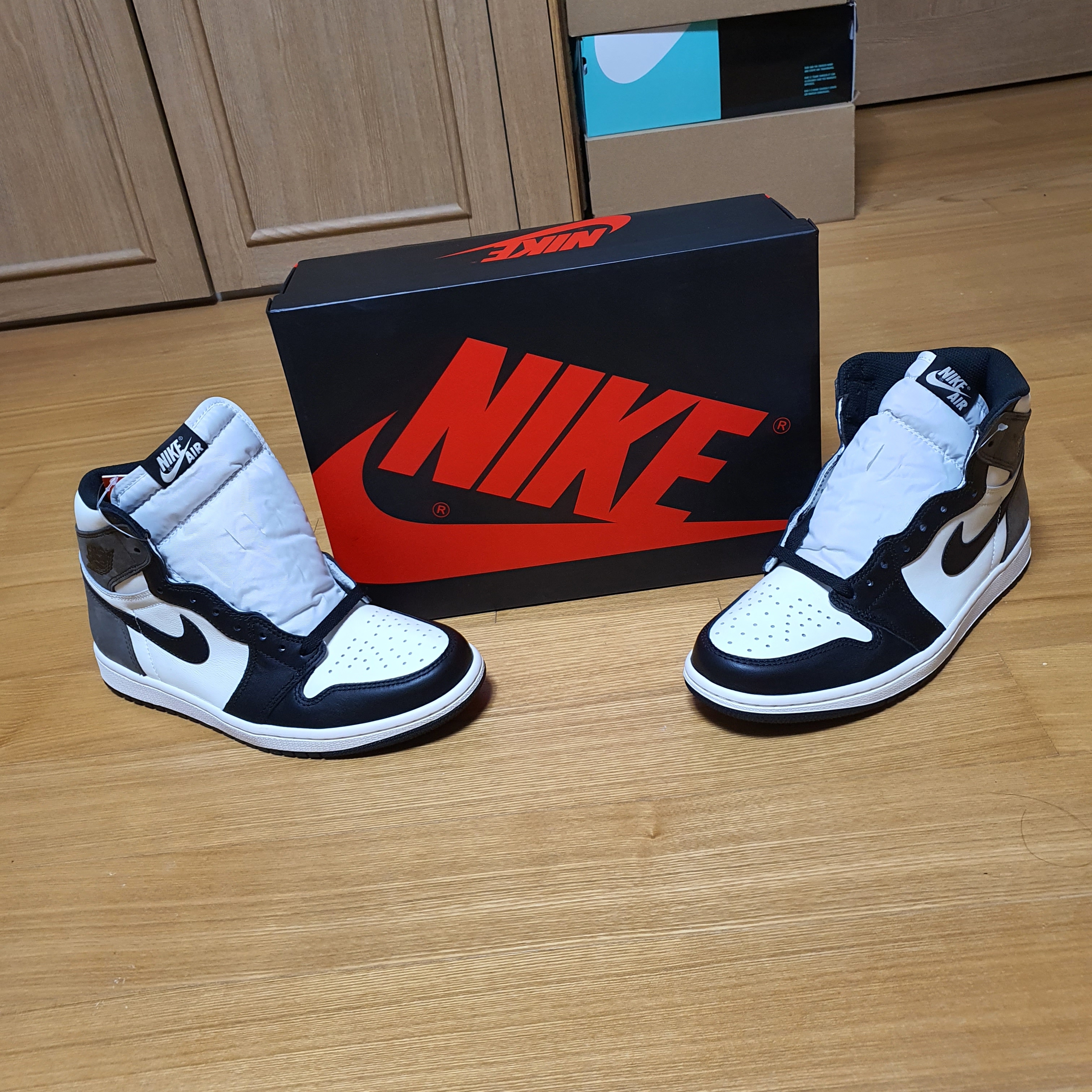 Jordan 1 Retro High OG Black Mocha 착용 스타일 - 4