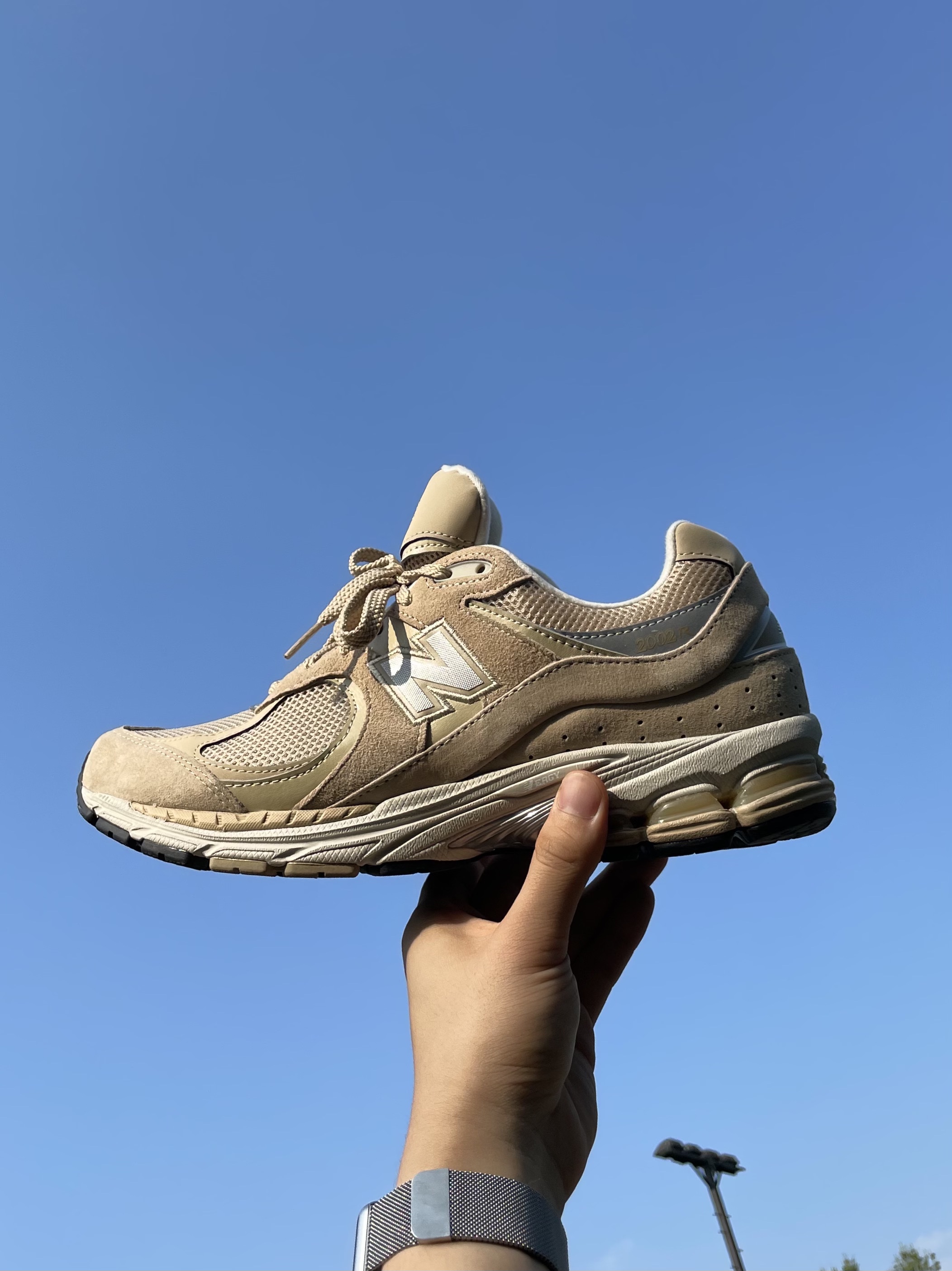 New Balance 2002R T2 Beige 착용 스타일 - 2