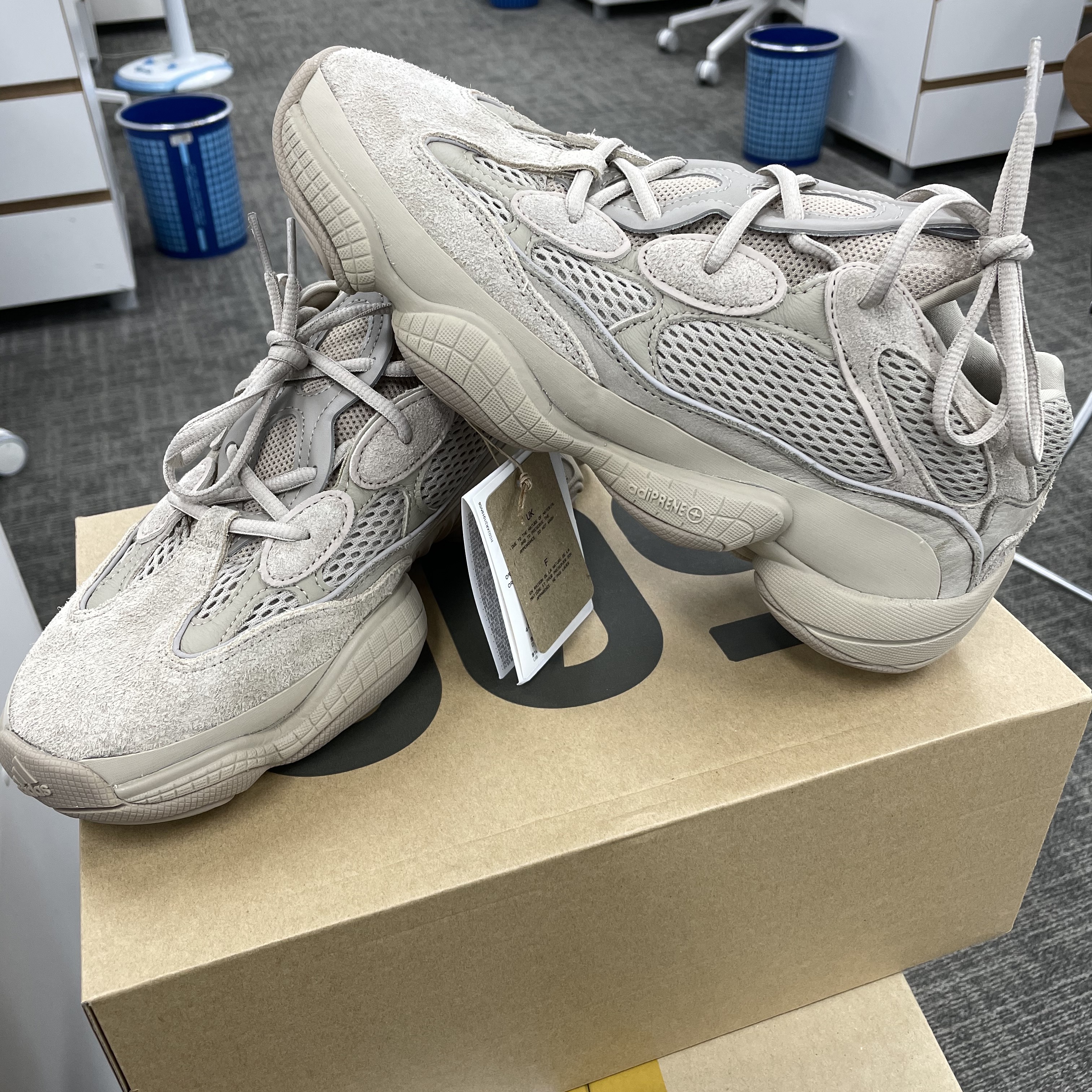Adidas Yeezy 500 Taupe Light 착용 스타일