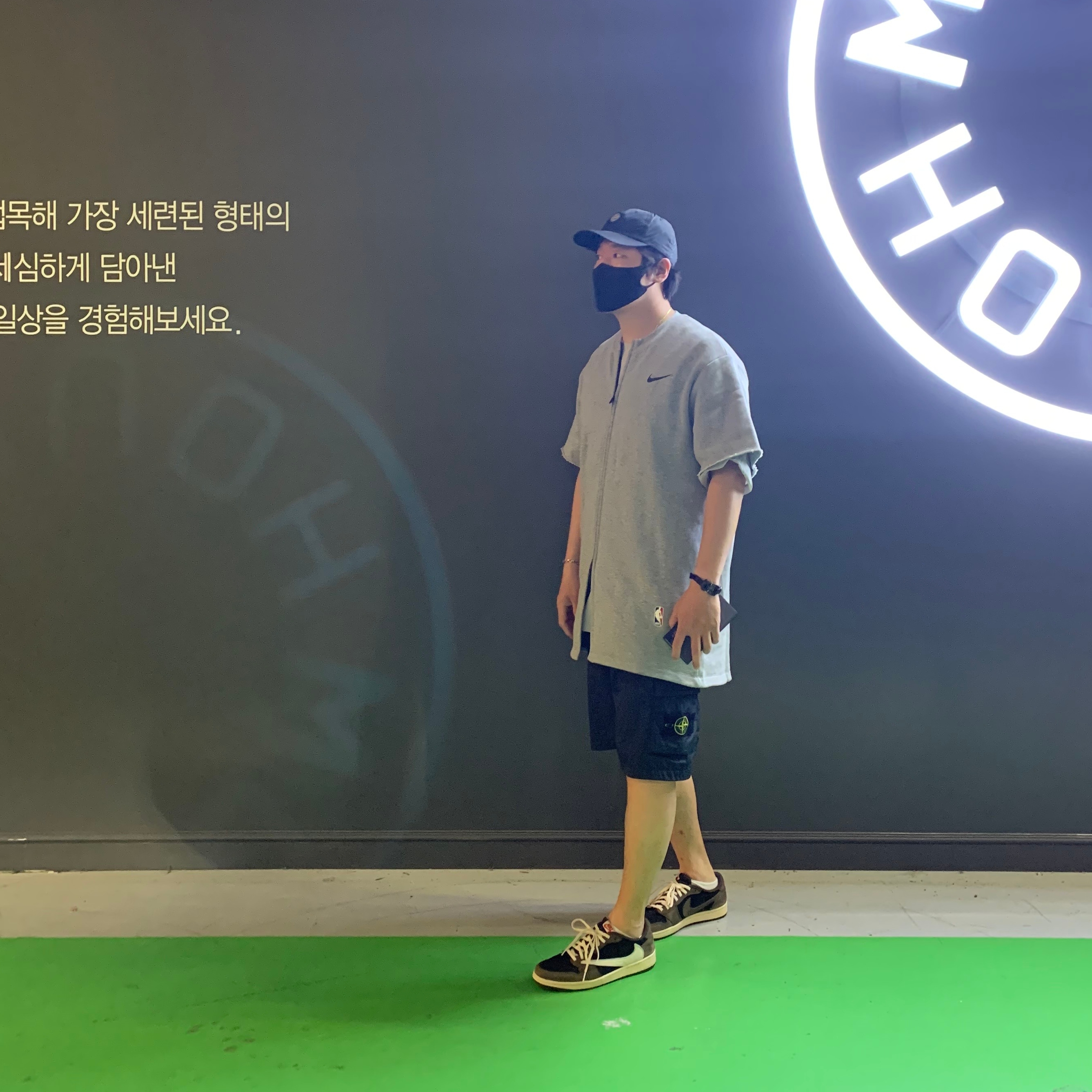 Jordan 1 x Travis Scott Retro Low OG SP Mocha, Stone Island L1029 Seersucker Cargo Bermuda Shorts Black - 20SS 착용 스타일 - 1