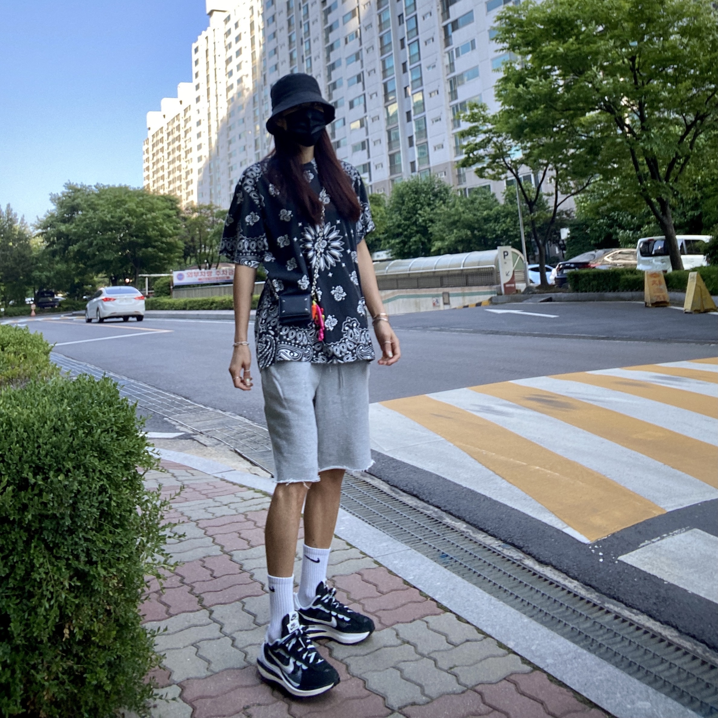 Nike x Sacai VaporWaffle Black White, Supreme Small Box T-Shirt Black Bandana - 21SS 착용 스타일 - 1