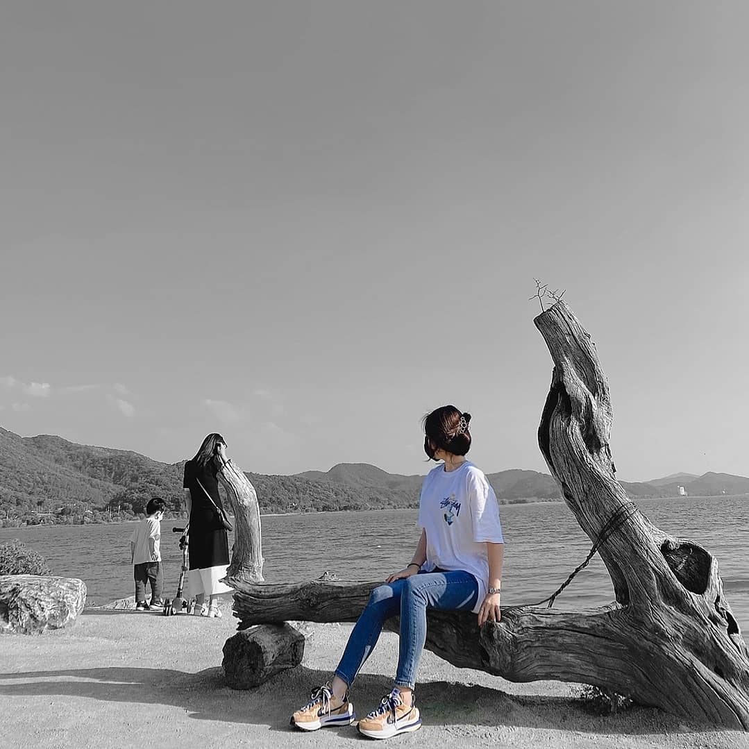 Nike x Sacai VaporWaffle Sesame and Blue Void, Stussy Psychedelic T-Shirt White 착용 스타일 - 2