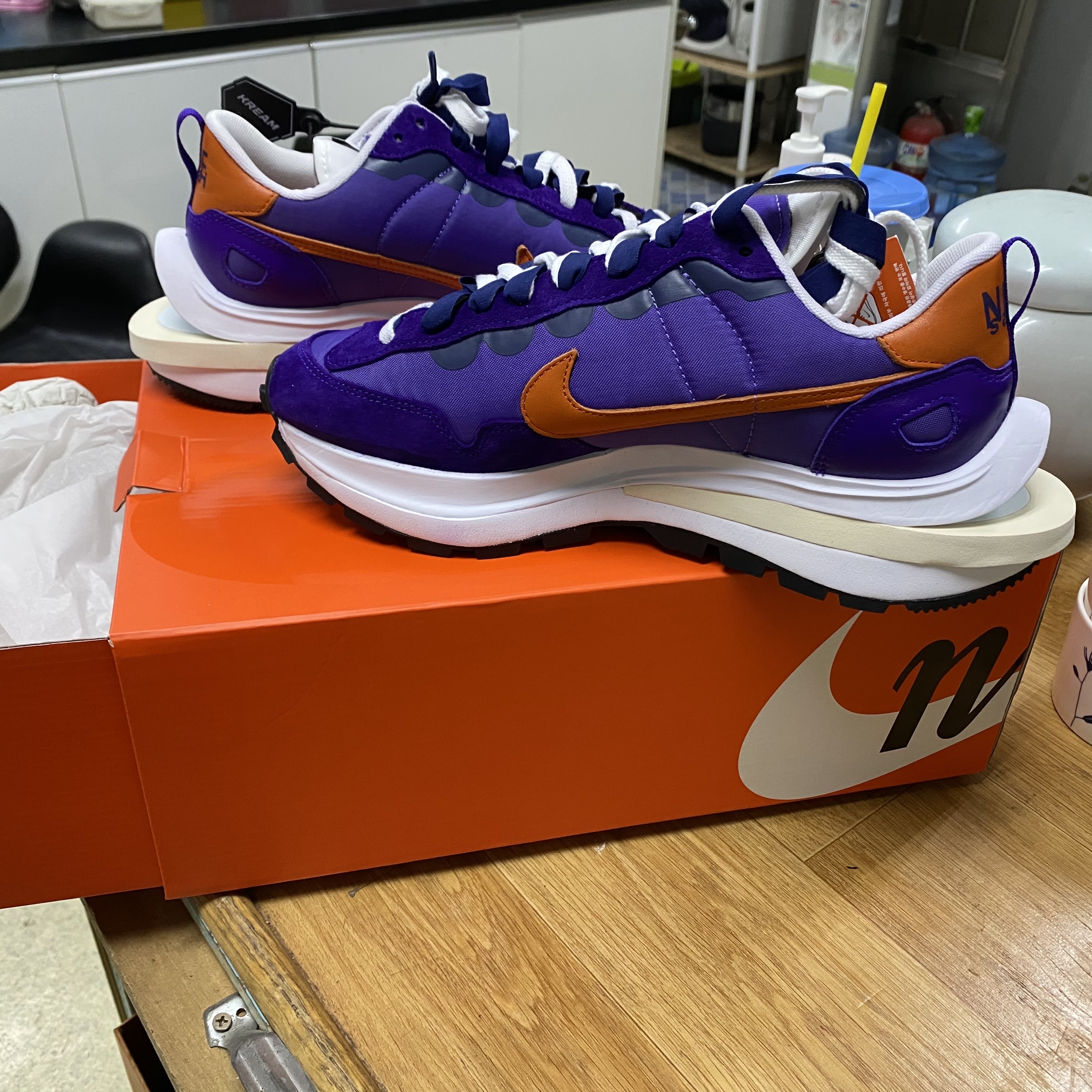 Nike x Sacai VaporWaffle Dark Iris 착용 스타일