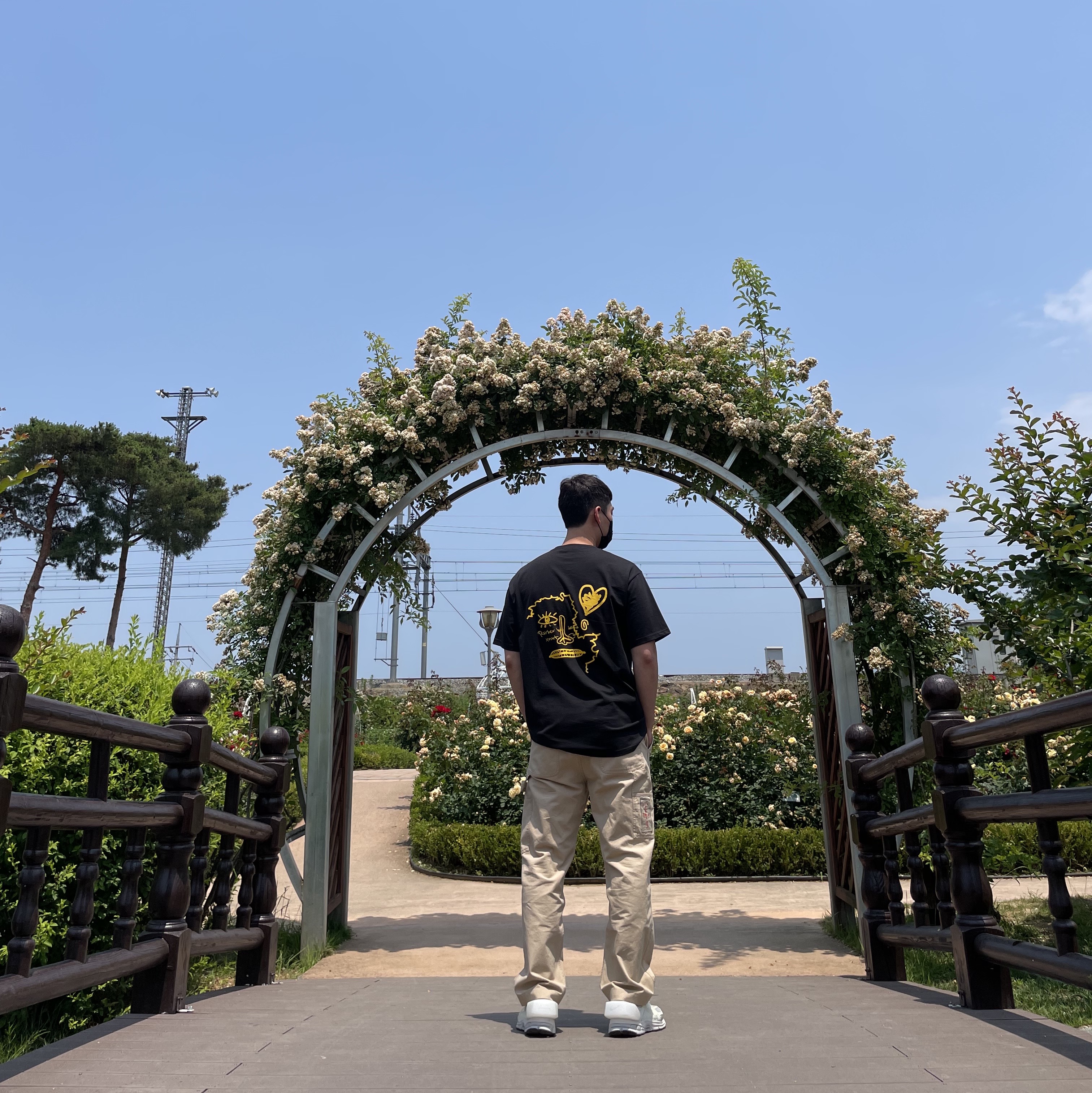 Nike x A-Cold-Wall Zoom Vomero 5 Sail, Jordan x Travis Scott Canvas Pants - Asia 착용 스타일