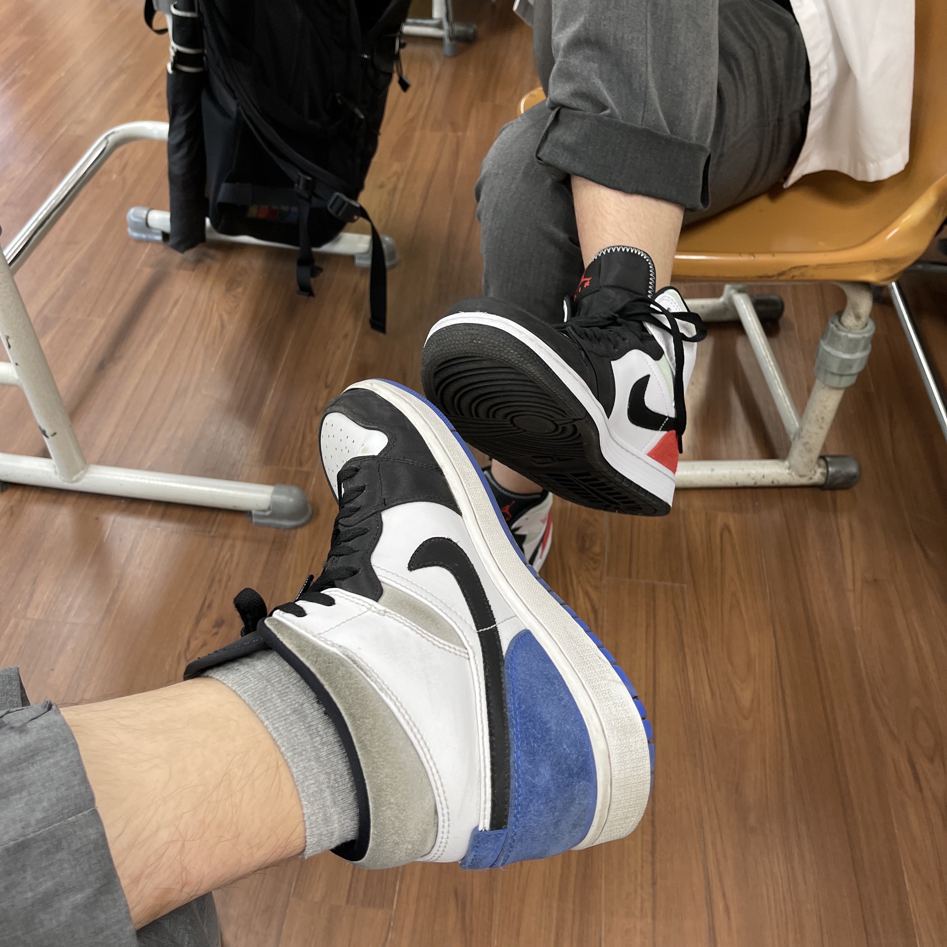 Jordan 1 Mid SE Hyper Royal 착용 스타일 - 4